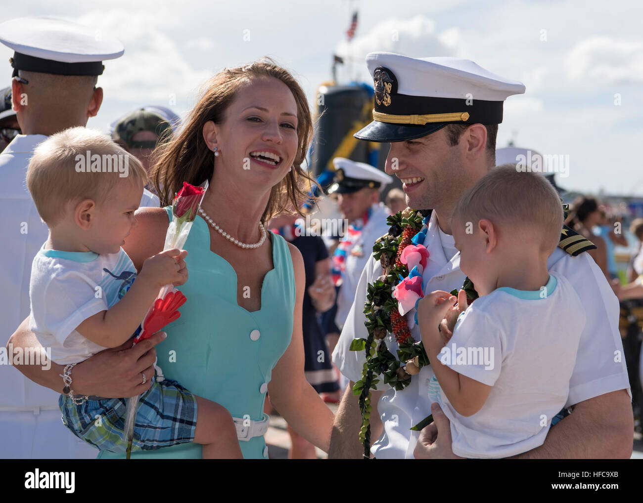 161118-N-LY160-187 PEARL HARBOR (nov. 18, 2016) Lt. William Spears, assegnato al Los Angeles-classe fast-attacco sommergibile USS Columbia (SSN 771), è accolto da sua moglie e bambini in seguito al completamento di un periodo di sei mesi di distribuzione all'Oceano Pacifico occidentale. (U.S. Navy foto di Sottufficiali di 2a classe di Michael H. Lee/RILASCIATO) Lt. William Spears è accolto da sua moglie e bambini in seguito al completamento di un periodo di sei mesi di distribuzione all'Oceano Pacifico occidentale (31064706481) Foto Stock