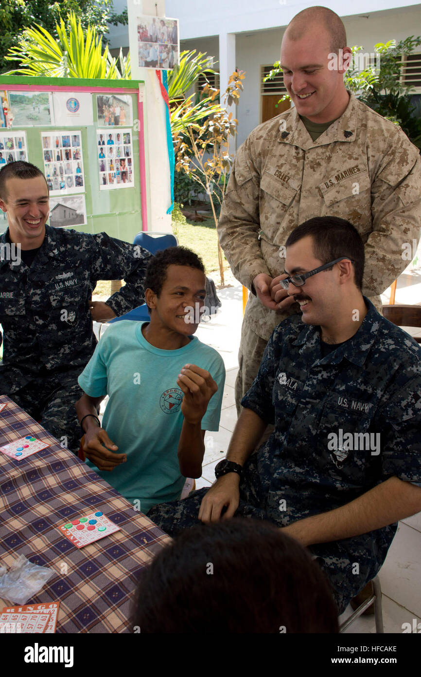 Sgt. Eric D. Colley, un 25-anno-vecchio settore wireman con Echo batteria, Battaglione Team di atterraggio secondo battaglione, 4 Marines, 31 Marine Expeditionary Unit, e un nativo di Middleton, Idaho, e i marinai con la USS Denver (LPD 9) ridere su di un gioco del bingo con un membro della Fondazione Ahisaun per persone disabili durante una visita il Agosto 28. La visita è stata uno dei due eventi i Marines e marinai del trentunesimo MEU e equipaggio della USS Denver (LPD 9) erano in grado di volontariato per l. L'altro era una visita alla Bidau Akadiru-hun scuola elementare. Entrambi gli eventi sono stati durante l'esercizio Koolendong 13, dove un battal Foto Stock