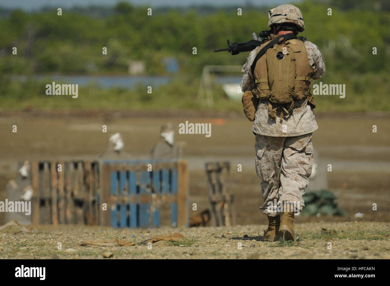 110726-N-A101-038 Guantanamo Bay, Cuba -Lcpl. Nicholas nato conduce una pattuglia simulato durante un live fire esercizio a Grenadilo gamma su Guantánamo Bay, luglio 26. Data di nascita è attaccato al Marine Corps forze di sicurezza (MCSF) Azienda C, quinto plotone, che fornisce ventiquattro ore di sicurezza sia per la Joint Task Force e stazione navale. JTF Guantanamo fornisce un sicuro, umano, legale e trasparente di cura e custodia dei detenuti, compresi quelli condannati dalla commissione militare e quelli ordinati rilasciato da un tribunale. La JTF conduce la raccolta di intelligence, analisi e diffusione per la protezione Foto Stock