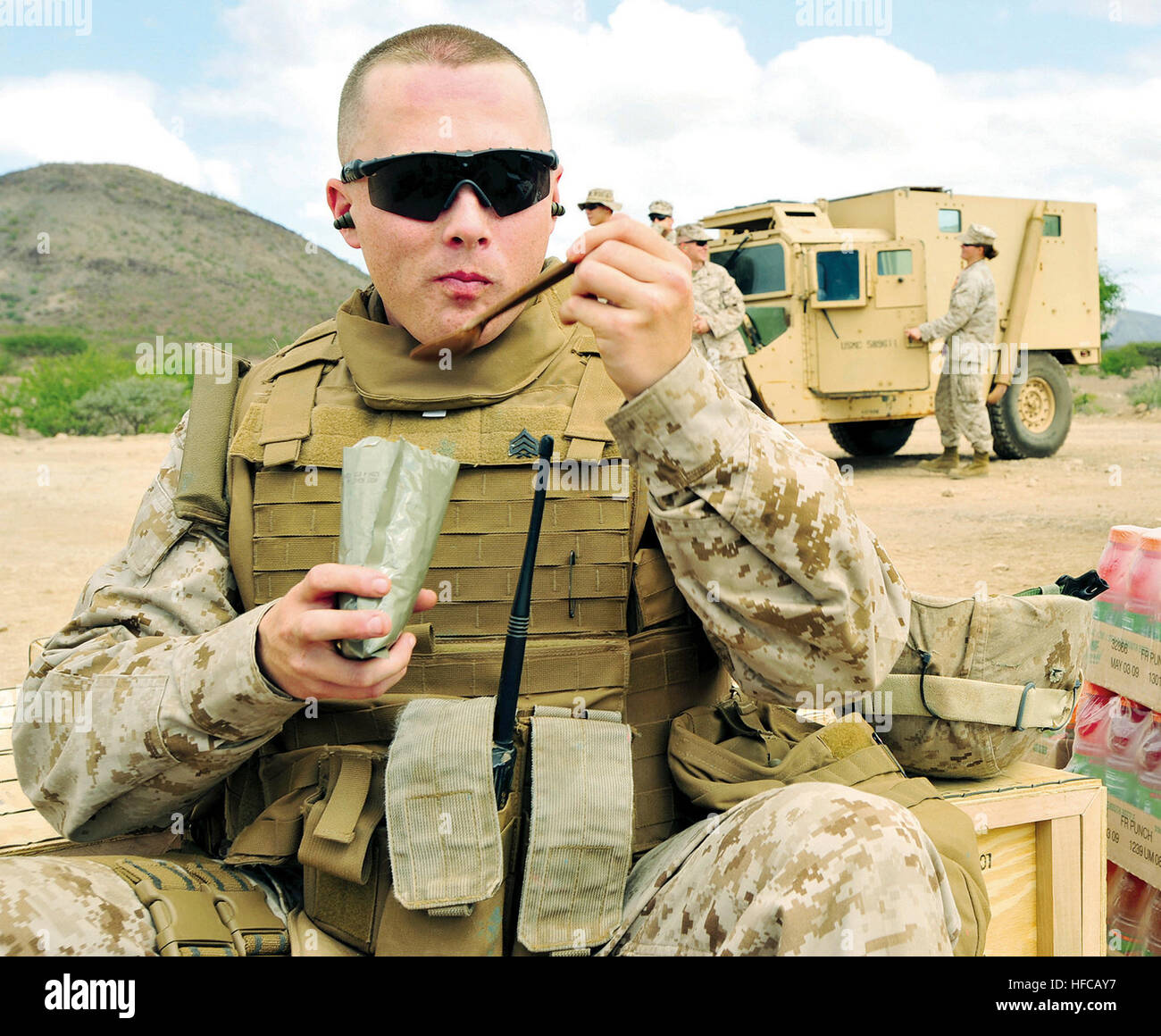 Gli Specialisti con il ministero della difesa contro il programma di alimentazione e con la forza militare di divisione di nutrizione presso l'U.S. Esercito Istituto di medicina ambientale stanno sviluppando una speciale di peso leggero, nutrizionali razione del campo noto come un primo-strike razione che warfighters può prendere in campo invece di MRE. (U.S. Navy foto/Petty Officer 2a classe Jesse B. Awalt) Marine sergente test di una razione First-Strike Foto Stock