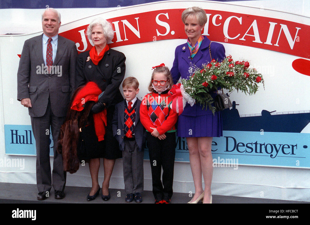 I membri del partito di battesimo per il missile destroyer JOHN S. MCCAIN (DDG-56) posano per una foto dopo il lancio al Bath Iron Works cantiere navale. Essi sono da sinistra a destra: John McCain; la sig.ra S. John McCain Jr.; Sidney McCain; Meghan McCain, domestica di onore; e Cindy McCain, sponsor e moglie del Sen. McCain. McCain famiglia al battesimo della USS John S. McCain (DDG-56) Foto Stock