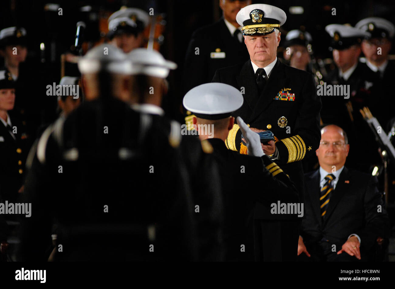 071023-N-5549O-359 Washington, D.C. (Ott. 23, 2007) - Membri della Marina Militare Guardia cerimoniale consegnare ripiegata di Medal of Honor Bandiera a capo di operazione navale (CNO) Adm. Gary Roughead che viene presentato a Daniel e Maureen Murphy, i genitori del Navy SEAL Lt. Michael Murphy durante la cerimonia in onore del loro figlio tenutosi presso la Marina degli Stati Uniti Memorial. Lt. Murphy postumo è stato premiato con la medaglia d'onore su Ott. 22 in una cerimonia che si è svolta alla Casa Bianca. Lt. Murphy è stato ucciso durante una missione di ricognizione nei pressi di Asadabad, Afghanistan, mentre esporsi al fuoco nemico in ordine t Foto Stock