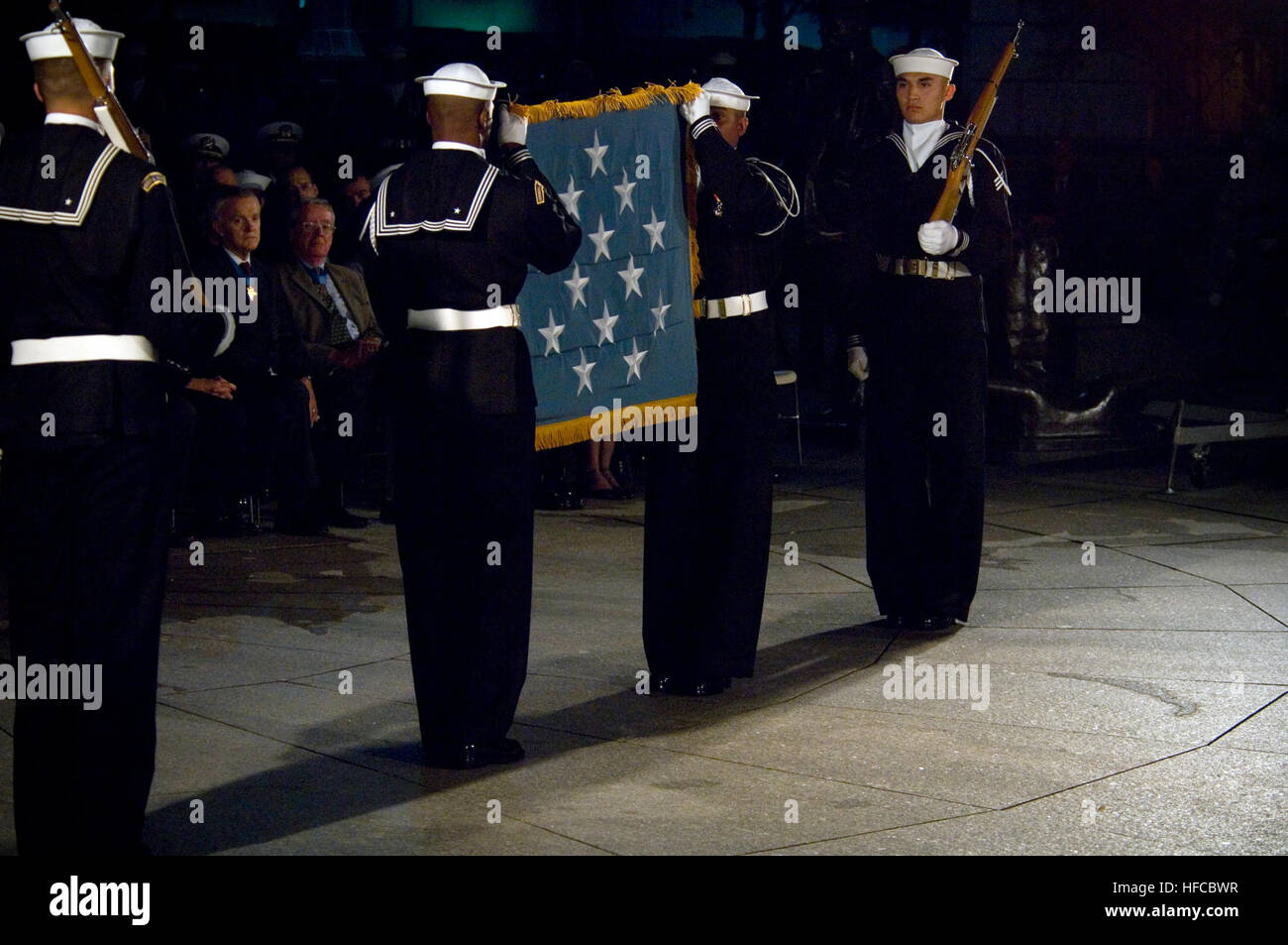 071023-N-5319A-021 WASHINGTON (ott. 23, 2007) - Membri della Marina Militare Guardia cerimoniale piegare la medaglia di Honor Flag per essere presentati a Daniel e Maureen Murphy, i genitori del Navy SEAL Lt. Michael Murphy durante la cerimonia in onore del loro figlio tenutosi presso la Marina degli Stati Uniti Memorial. Lt. Murphy postumo è stato premiato con la medaglia d'onore su Ott. 22 in una cerimonia che si è svolta alla Casa Bianca. Lt. Murphy è stato ucciso durante una missione di ricognizione nei pressi di Asadabad, Afghanistan, mentre esporsi al fuoco nemico per chiamare in supporto dopo il suo quattro-uomo di squadra è venuto sotto attacco dal nemico fo Foto Stock