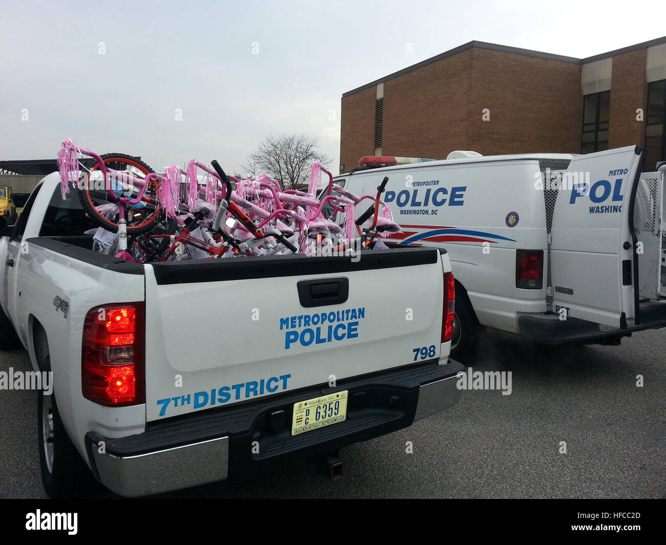 131217-N-CG900-009 WASHINGTON (dec. n. 17, 2012) Un Metropolitan Police Department (MPD) carrello si prepara a discostarsi dal giunto di base (Anacostia-Bolling JBAB) con un carico di biciclette donati per gli Stati Uniti Marine Corps della fondazione di giochi per i più piccoli programma, per il loro trasporto per la distribuzione ai bambini poveri del Distretto di Columbia (D.C.) reparti 7 e 8 (distretti di polizia 6D e 7D). Ogni anno, JBAB-basato Marines coordinare i giochi per i più piccoli programma in D.C.; JBAB basato su elementi militari, civili e contratta i lavoratori e le loro famiglie e i residenti di JBAB volontario per sostenere i giocattoli per tot Foto Stock