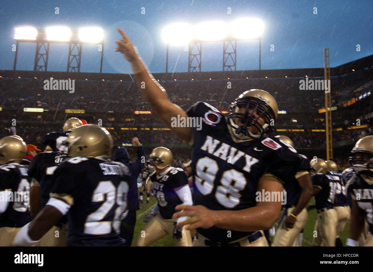 041230-N-9693M-709 San Francisco, California. (Dec. n. 29, 2004) DEGLI STATI UNITI Accademia navale Guardiamarina football giocatori reagiscono in giubilo dopo la partita contro il Lobos del Nuovo Messico alla coppa di smeraldo a San Francisco. La marina ha trionfato su Nuovo Messico 34-19 per la loro prima vittoria di coppa dal 1996 e primi dieci gioco record vincente in 99 anni. Stati Uniti Navy foto di Damon J. Moritz (rilasciato) aspiranti guardiamarina celebrare 2004 Emerald Bowl win 041230-N-9693M-709 Foto Stock