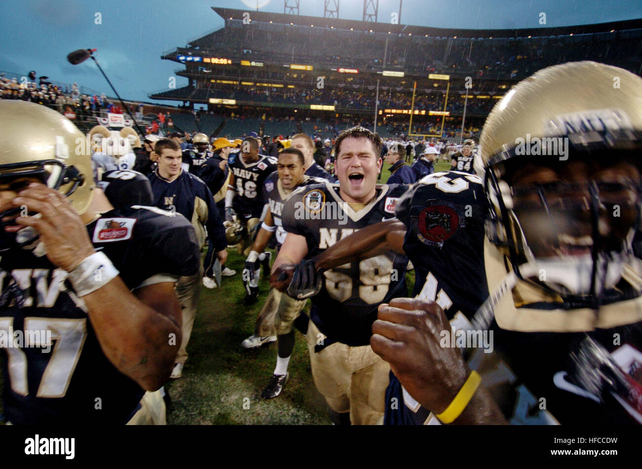 041230-N-9693M-854 San Francisco, California. (Dec. n. 29, 2004) DEGLI STATI UNITI Accademia navale Guardiamarina football giocatori reagiscono in giubilo dopo la partita contro il Lobos del Nuovo Messico alla coppa di smeraldo a San Francisco. La marina ha trionfato su Nuovo Messico 34-19 per la loro prima vittoria di coppa dal 1996 e primi dieci gioco record vincente in 99 anni. Stati Uniti Navy foto di Damon J. Moritz (rilasciato) aspiranti guardiamarina celebrare 2004 Emerald Bowl win 041230-N-9693M-854 Foto Stock