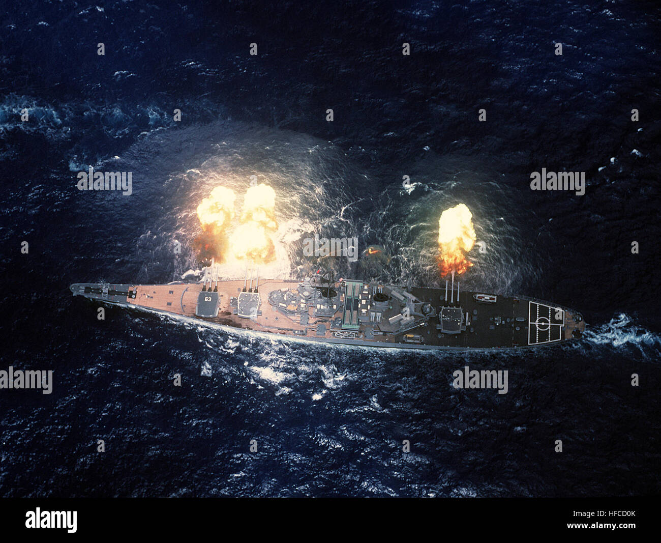 Una vista aerea della Corazzata USS Missouri (BB-63) cottura costeggiata dal suo marchio 7 16 pollici/50-fucili calibro durante una dimostrazione di potenza di fuoco. Il Missouri e le navi della sua battaglia gruppo partecipano all'esercizio di multinazionale RIMPAC '88. Missouri germogli Foto Stock