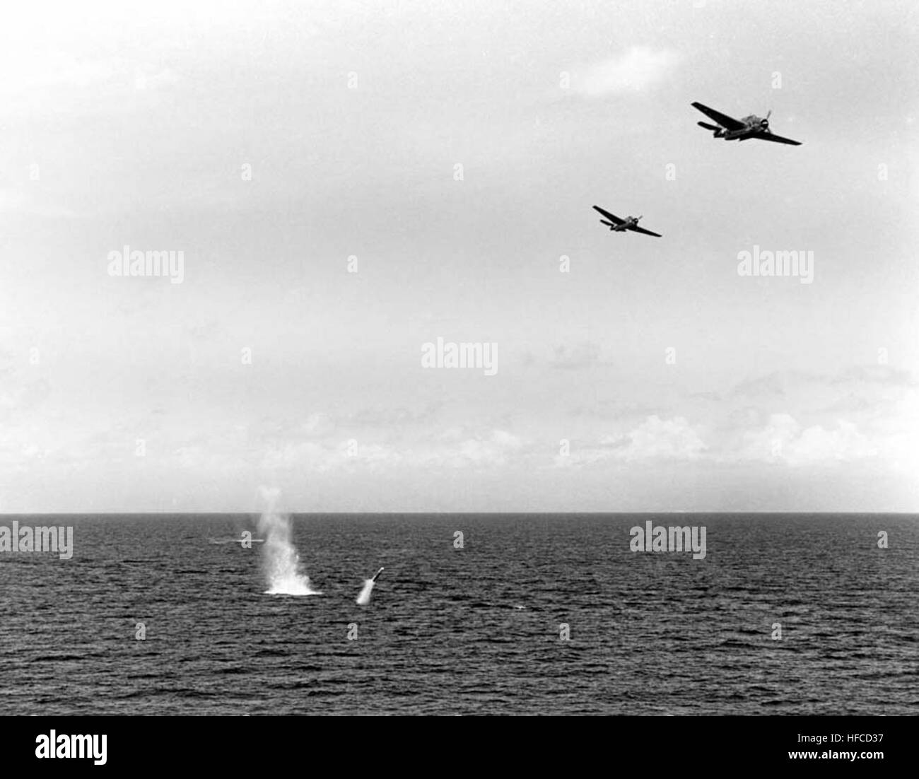 Un marchio XIII aereo siluro affronta in seguito ad una caduta da un Grumman TBF-1 Avenger aerosilurante da USS Essex (CV-9) durante gli esercizi, 30 marzo 1943. Nota i due TBF overhead, con il piano leader della baia a siluro porte aperte. Ufficiale DEGLI STATI UNITI Fotografia della marina militare, ora nelle collezioni di archivi nazionali. Mk 13 siluro focene dopo caduta da TBF nel marzo 1943 Foto Stock