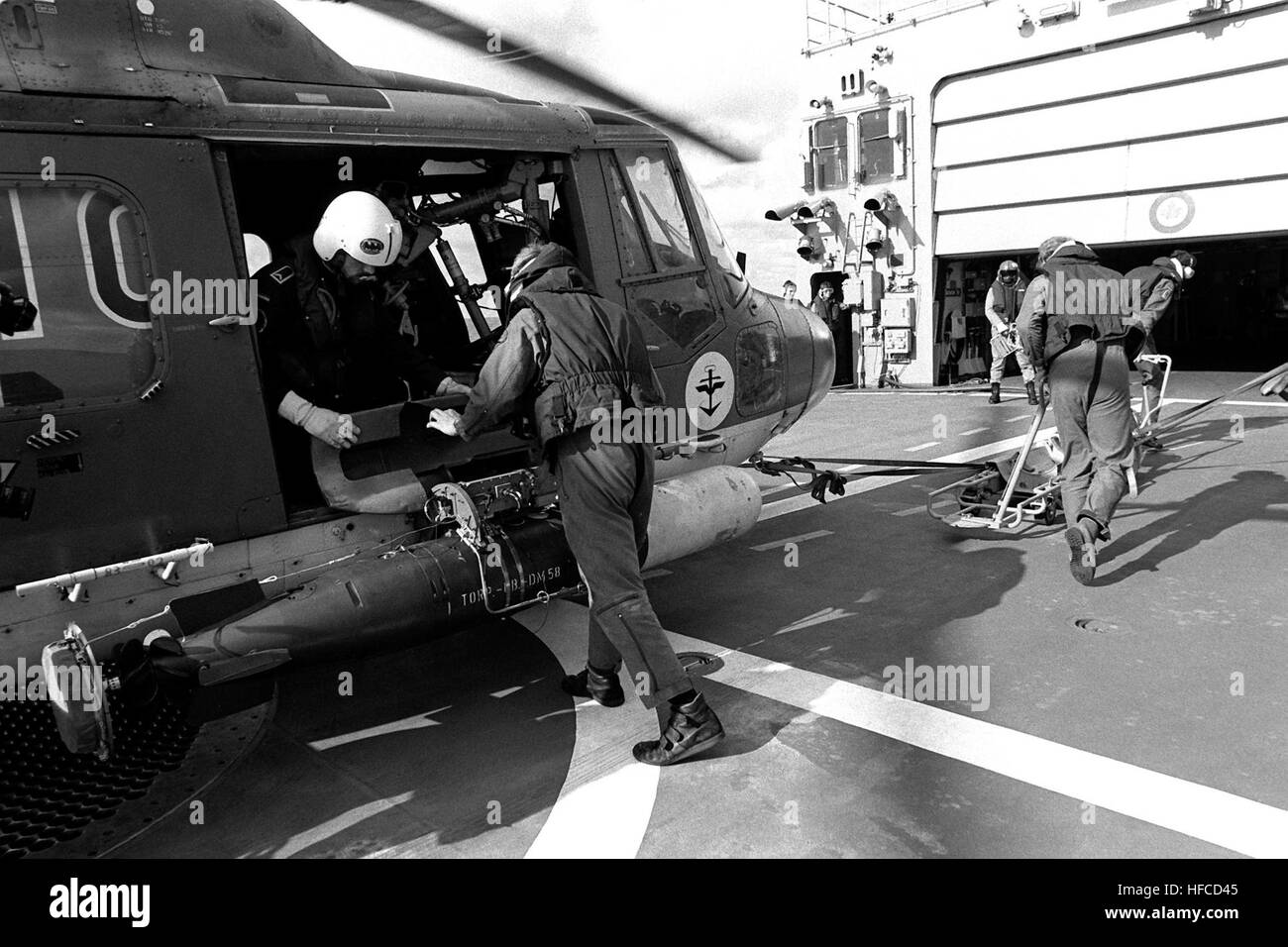 Equipaggio caricare un contrassegno 46 siluro su un marchio 88 Lynx elicottero a bordo Ovest fregata tedesca FGS KARLSRUHE (F 212) durante la flotta EX 1-90. Mk 46 siluro sul mare tedesco Lynx su Karlsruhe (F212) 1990 Foto Stock