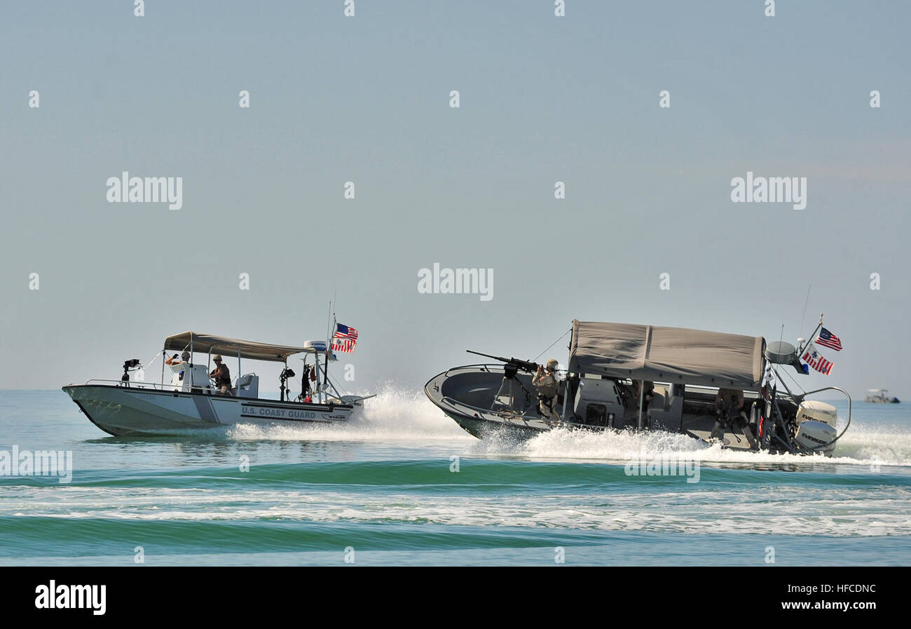 La stazione navale di Guantanamo Bay a Cuba - (12 febbraio 2012) - barca veloce team assegnati a lui della Guardia Costiera degli Stati Uniti in materia di sicurezza marittima e di team di sicurezza (MSST) San Diego si applicano le loro tattiche formazione nella baia di Guantánamo. Le forze contrapposte (OPFOR) imbarcazione (sinistra) Simula un violato 500 yard zona di protezione di un alto valore di asset e il recipiente di reazione in geso e determina la OPFOR di intenti. MSST San Diego offre 24 ore di sicurezza sia per la Joint Task Force e stazione navale. (JTF Guantanamo foto di U.S. La Marina di Massa specialista di comunicazione 2a classe Kilho Park) non classificato - cancellati per il pubblico Foto Stock