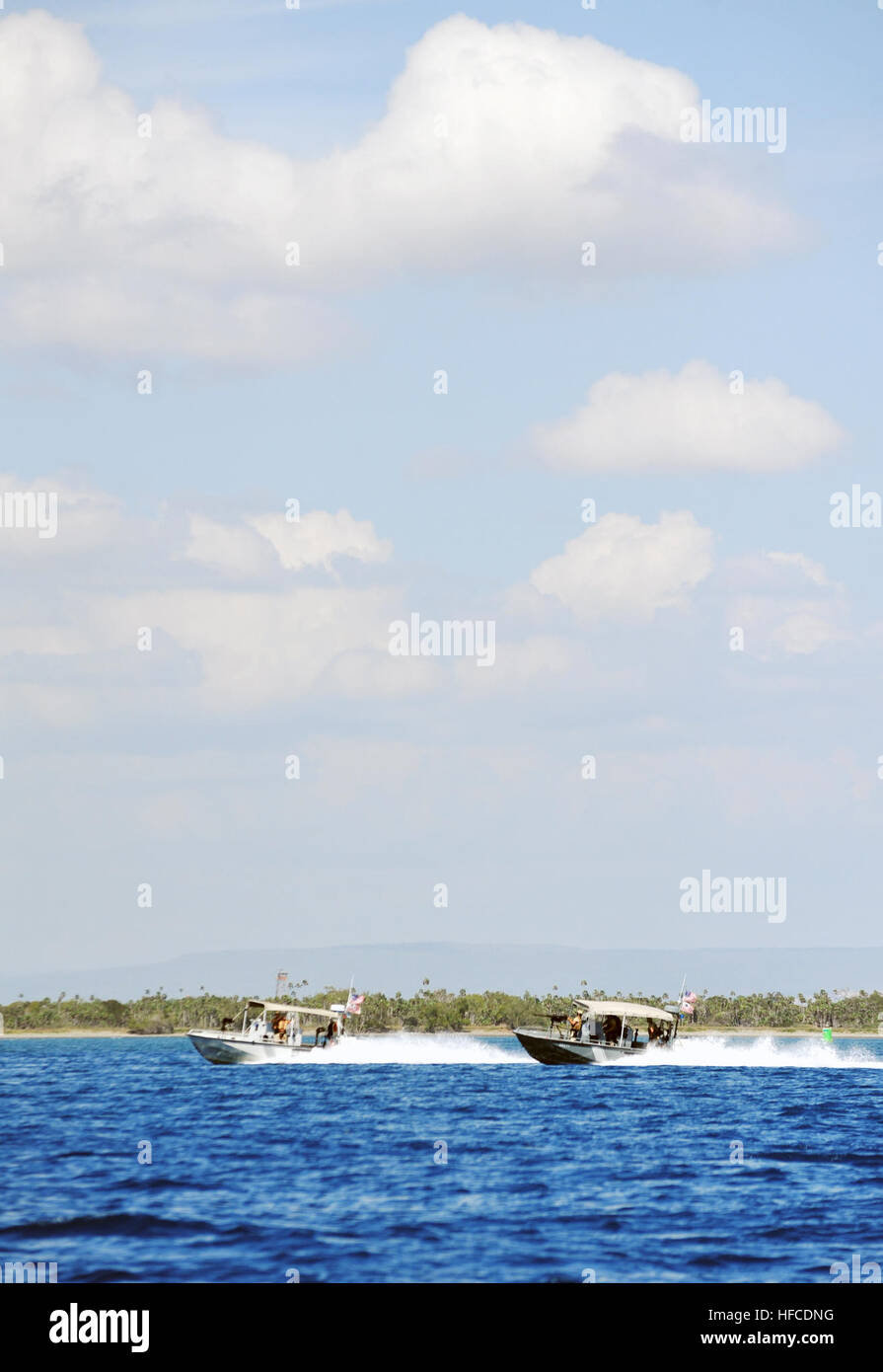 La stazione navale di Guantanamo Bay a Cuba - (12 febbraio 2012) - barca veloce team assegnati a lui della Guardia Costiera degli Stati Uniti in materia di sicurezza marittima e di team di sicurezza (MSST) San Diego si applicano le loro tattiche formazione nella baia di Guantánamo. Le forze contrapposte (OPFOR) imbarcazione (sinistra) Simula un violato 500 yard zona di protezione di un alto valore di asset e il recipiente di reazione va in e determina la OPFOR di intenti. MSST San Diego offre 24 ore di sicurezza sia per la Joint Task Force e stazione navale. (JTF Guantanamo foto di U.S. La Marina di Massa specialista di comunicazione 2a classe Kilho Park) non classificato - cancellati per il pubblico Foto Stock