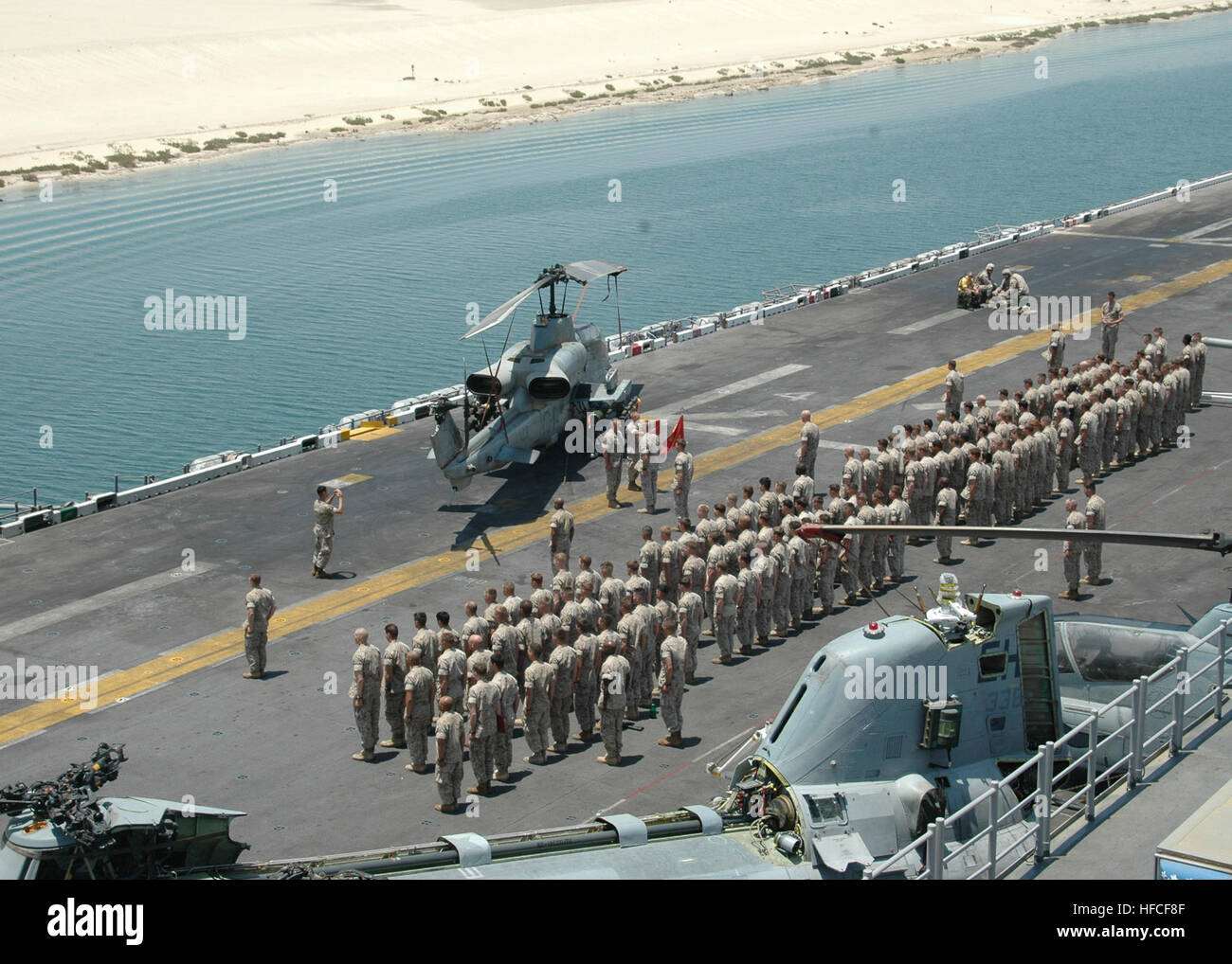 070601-N-5561D-080 Canale di Suez (Giugno 1, 2007) - Marines della ventiseiesima Marine Expeditionary Unit (MEU) stand in formazione per un reenlistment durante il multipurpose Amphibious Assault nave USS Bataan (LHD 5) transito attraverso il canale di Suez a discostarsi U.S. Navale comando centrale area di responsabilità. Bataan, comandato da Capt. Rick Snyder, ha lasciato il suo homeport di Norfolk, Virginia, gen. 4. su una regolare distribuzione programmata come ammiraglia di Bataan Expeditionary Strike gruppo a sostegno delle operazioni marittime. Operazioni marittime consentono di impostare le condizioni per la stabilità e la sicurezza nel settore marittimo env Foto Stock