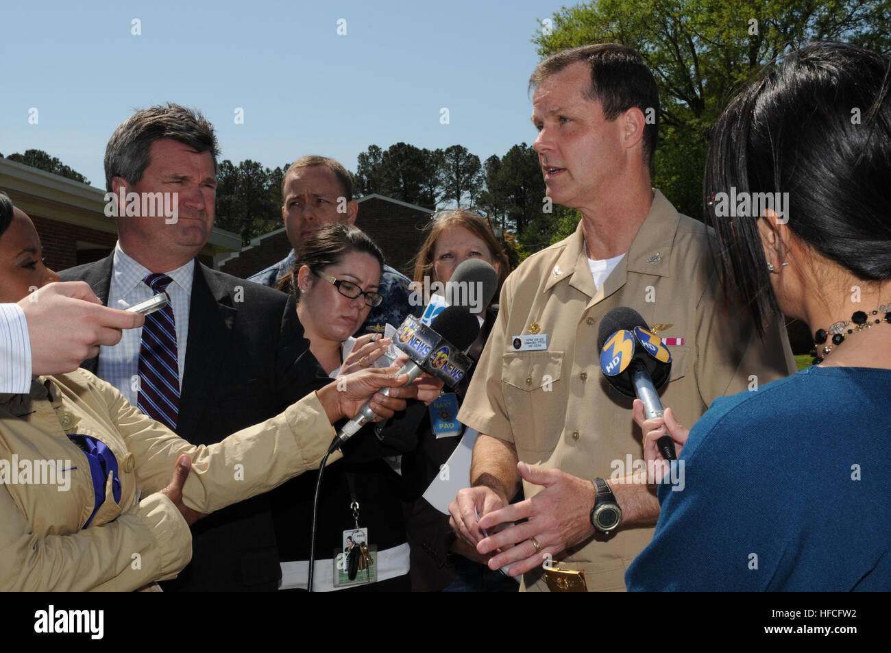 Il cap. Bob Geis, comandante della Naval Air Station Oceana, viene intervistato dai membri di Hampton Roads media durante la Marina la distribuzione dei fondi di emergenza per i residenti del Mayfair Mews appartamenti che sono stati colpiti dal 6 aprile 2012 schianto di un F/A-18D Hornet. Il velivolo danneggiato il complesso di appartamenti dopo schiantarsi poco dopo il decollo. Navy distribuisce fondi di emergenza dopo il crash 120409-N-DC018-083 Foto Stock