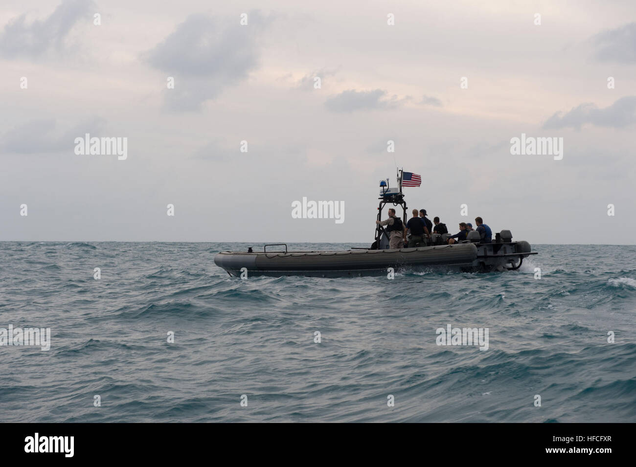 Velisti assegnati al Mobile Diving e unità di soccorso (MDSU) 1 e Littoral Combat Ship USS Fort Worth (LCS 3) fare i preparativi per il lancio di un pesce di traino laterali di scansione il sistema sonar dalla nave a 11 m dello scafo rigido barca gonfiabile. Fort Worth è attualmente sulla stazione nel mare di Giava e supporto-indonesiano ha guidato gli sforzi per individuare manca AirAsia volo QZ8501. (U.S. Foto di Marina di Massa Specialista comunicazione MC2 Antonio P. Turretto Ramos/RILASCIATO) Navy Divers supporto volo AirAsia QZ8501 gli sforzi di ricerca 150104-N-DC018-149 Foto Stock