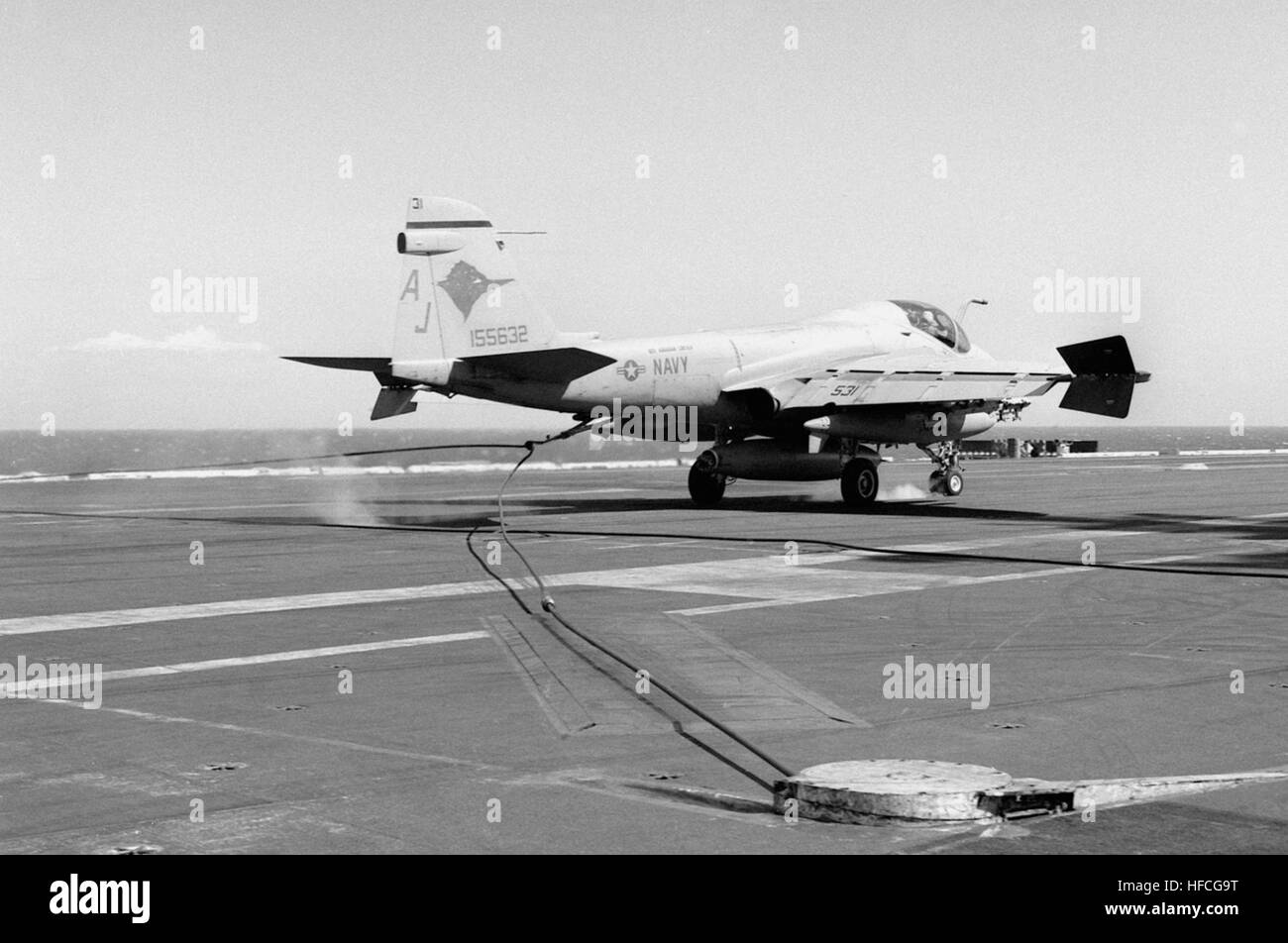 A-6E VA-36 sbarco sulla USS Abraham Lincoln (CVN-72) 1990 Foto Stock