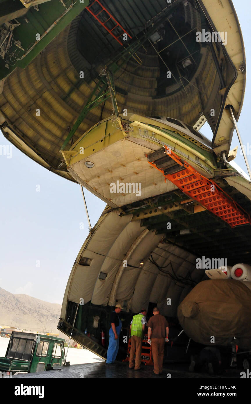 100708-N-6031Q-004 Kabul, Afghanistan -- La Afghan Air Force con la guida dal combinato di alimentazione Aria forza di transizione, ricevere due nuovi Mi-17 elicotteri a luglio 8, 2010. Gli elicotteri sono stati consegnati da un-124 ponte aereo strategico aereo jet chiamato dalla NATO come un "Condor".(US Navy foto di comunicazione di massa specialista in seconda classe David Quillen/ RILASCIATO). Nuovo Afghan Mi-17 elicotteri arrivano da "Condor" (4774257228) Foto Stock