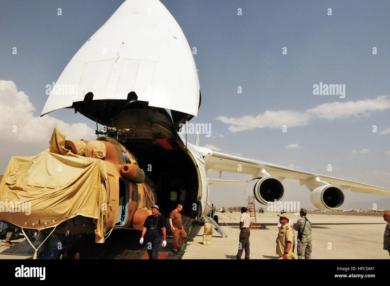 100708-N-6031Q-009 Kabul, Afghanistan -- La Afghan Air Force con la guida dal combinato di alimentazione Aria forza di transizione, ricevere due nuovi Mi-17 elicotteri a luglio 8, 2010. Gli elicotteri sono stati consegnati da un-124 ponte aereo strategico aereo jet chiamato dalla NATO come un "Condor".(US Navy foto di comunicazione di massa specialista in seconda classe David Quillen/ RILASCIATO). Nuovo Afghan Mi-17 elicotteri arrivano da "Condor" (4774259520) Foto Stock