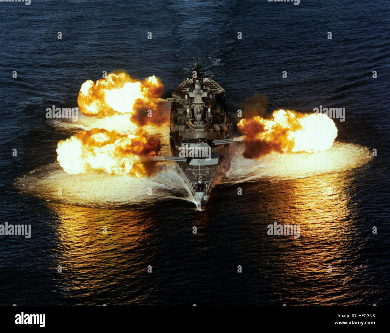 Copia di immagine di una antenna bow vista della classe Iowa USS NEW JERSEY (BB 62) cottura i suoi nove 16 pollici/50 pistole di calibro simultaneamente. New Jersey germogli Foto Stock