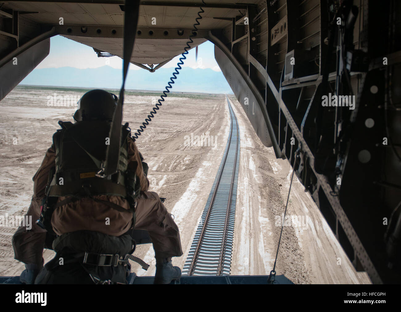 Provincia BALKH, Afghanistan (20 maggio 2010) - retro-gunner in un Sikorsky UH-53 orologi in elicottero alla fine di nuovo a Mazar-e-Sharif di Termez, Uzbekistan tratto ferroviario a lunga distanza. Quando completato, il 47-miglio lungo la linea fornirà un prezioso collegamento commerciale tra Afghanistan e Uzbekistan attraverso l'Amu Darya River. (Foto di U.S. Navy Petty Officer 1. Classe Mark O'DDonald/RILASCIATO) nuova ferrovia in Afghanistan Foto Stock