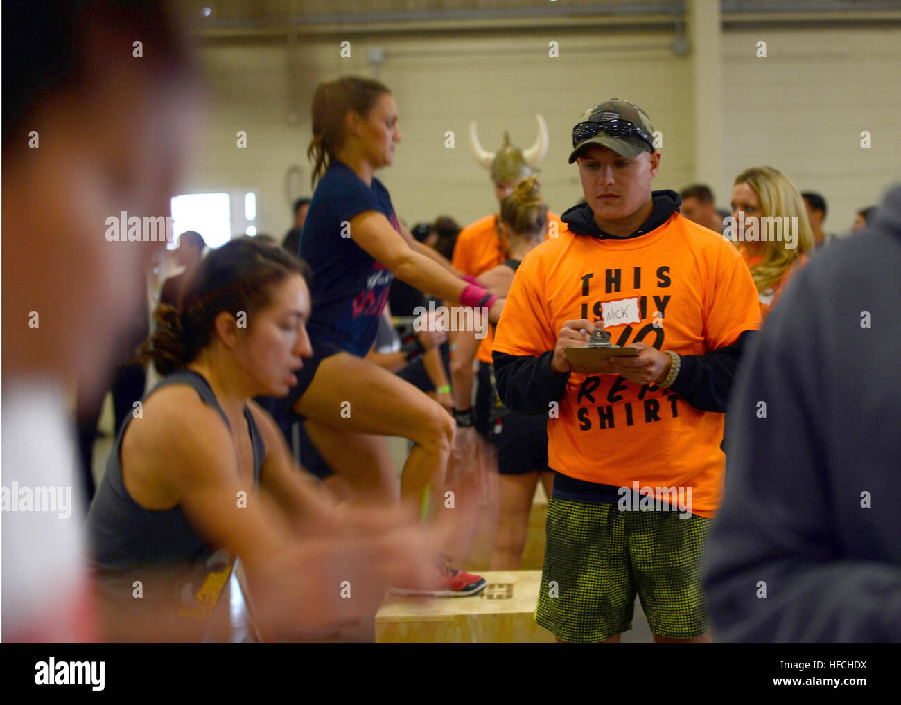Costruzione meccanica di terza classe Nick Edwards dalla base navale di Mobile Battaglione di costruzione (NMCB) 3 conteggi box jump ripetizioni nella battaglia di Caselle CrossFit concorrenza, sab., nov. 15, alla Ventura County Fairgrounds. (U.S. Navy foto di aiuto di ingegneria di terza classe Debra Daco/RILASCIATO) NMCB 3 Seabees volontario a %%%%%%%%E2%%%%%%%%80%%%%%%%%98Battaglia delle scatole%%%%%%%%E2%%%%%%%%80%%%%%%%%99 141115-N-KR961-001 Foto Stock