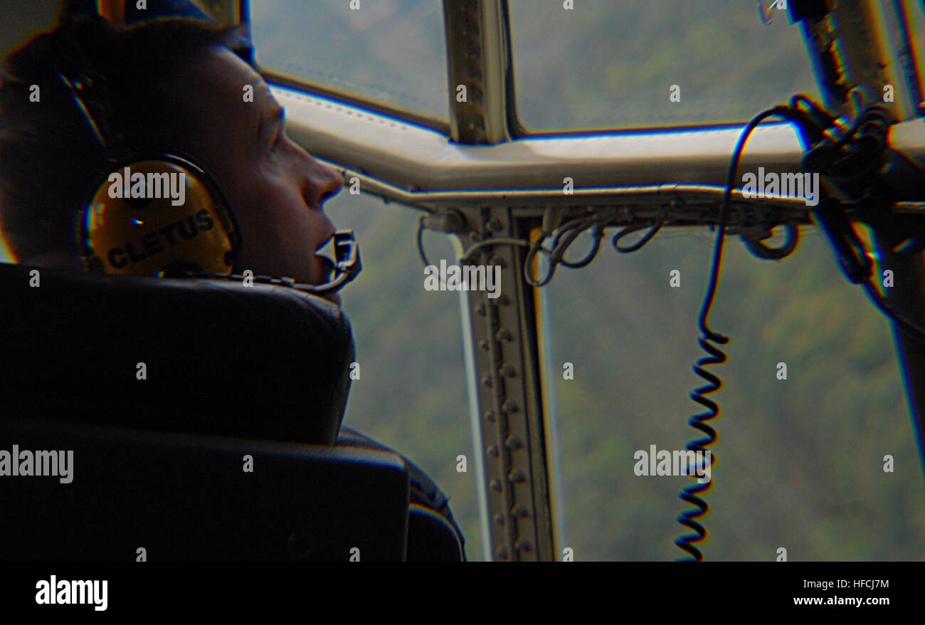 Il Mag. Brendan Burks guarda attraverso il cockpit dei suoi dintorni mentre il pilotaggio il Lockheed-Martin C-130T Hercules " Fat Albert' al 2009 Naval Air Station Oceana Air Show in Virginia Beach, Virginia, Ott. 17. Oceana Air Show è l'evento di chiusura per la settimana di flotta Hampton Roads 2009. Oceana Air Show 214449 Foto Stock