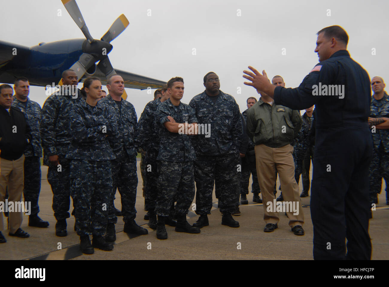 Gunnery Sgt. Ben Chapman mutandine i membri del servizio su il Lockheed-Martin C-130T Hercules " Fat Albert' al 2009 Naval Air Station Oceana Air Show in Virginia Beach, Virginia, Ott. 17. Oceana Air Show è l'evento di chiusura per la settimana di flotta Hampton Roads 2009. Oceana Air Show 214455 Foto Stock