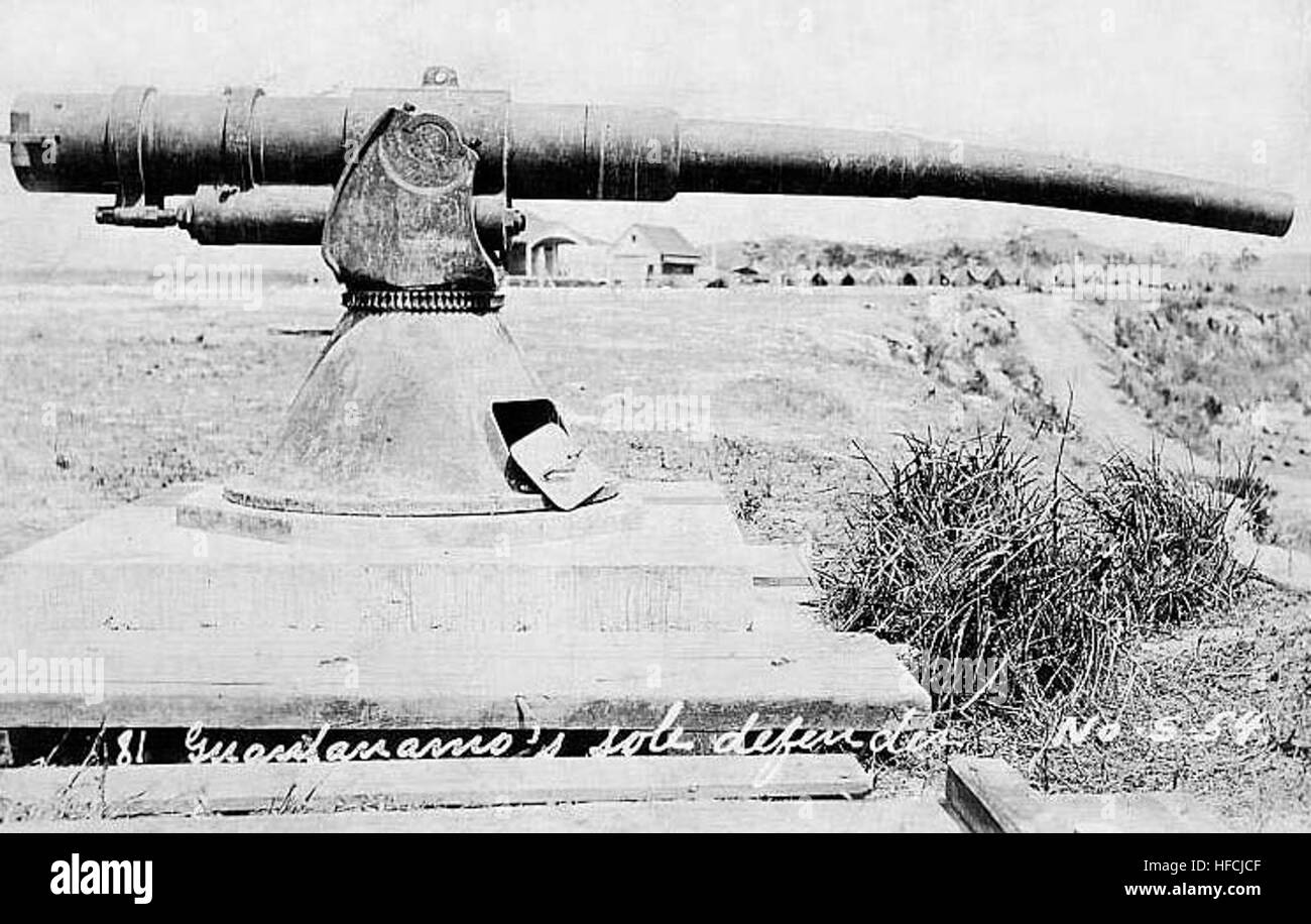 GUANTANAMO Bay a Cuba - "Ole Droopy" si fermò sentinella sul sunken rimane della USS Monongahela al punto di cervi, prima che fosse spostata nel 1942. La lastra di pietra sotto la pistola rimane ancora nel cortile di una residenza privata di oggi. (Foto cortesia dell'U.S. Marina) non classificato - cancellati per il rilascio. Per ulteriori informazioni contattare JTF Guantanamo PAO 011-5399-3589; 660-3589 DSN www.jtfgtmo.southcom.mil Ole Droopy vive Legacy su 163142 Foto Stock