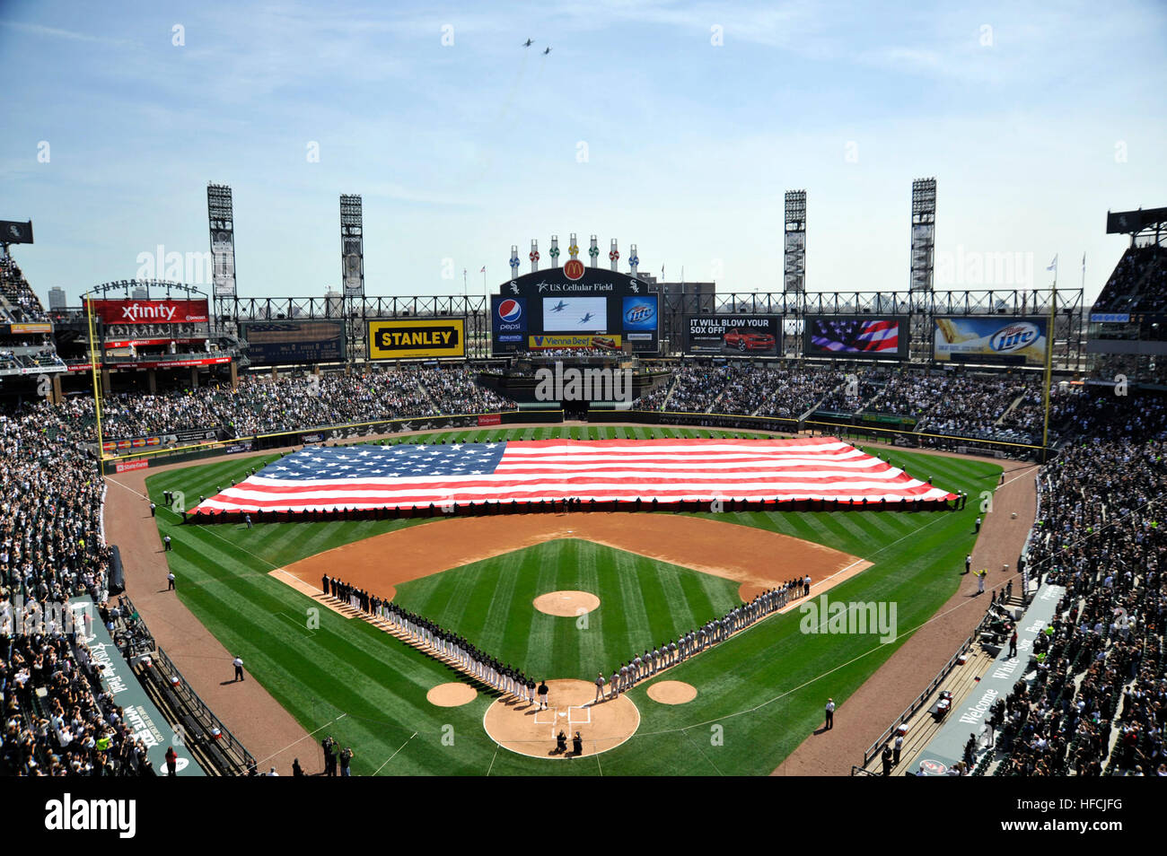 Velisti assegnati ai vari comandi alla stazione navale Grandi Laghi distendere una bandiera americana prima del 2010 home apertura dei Chicago White Sox Baseball gioco in U.S. Campo cellulare. Giorno di apertura in Chicago 266529 Foto Stock