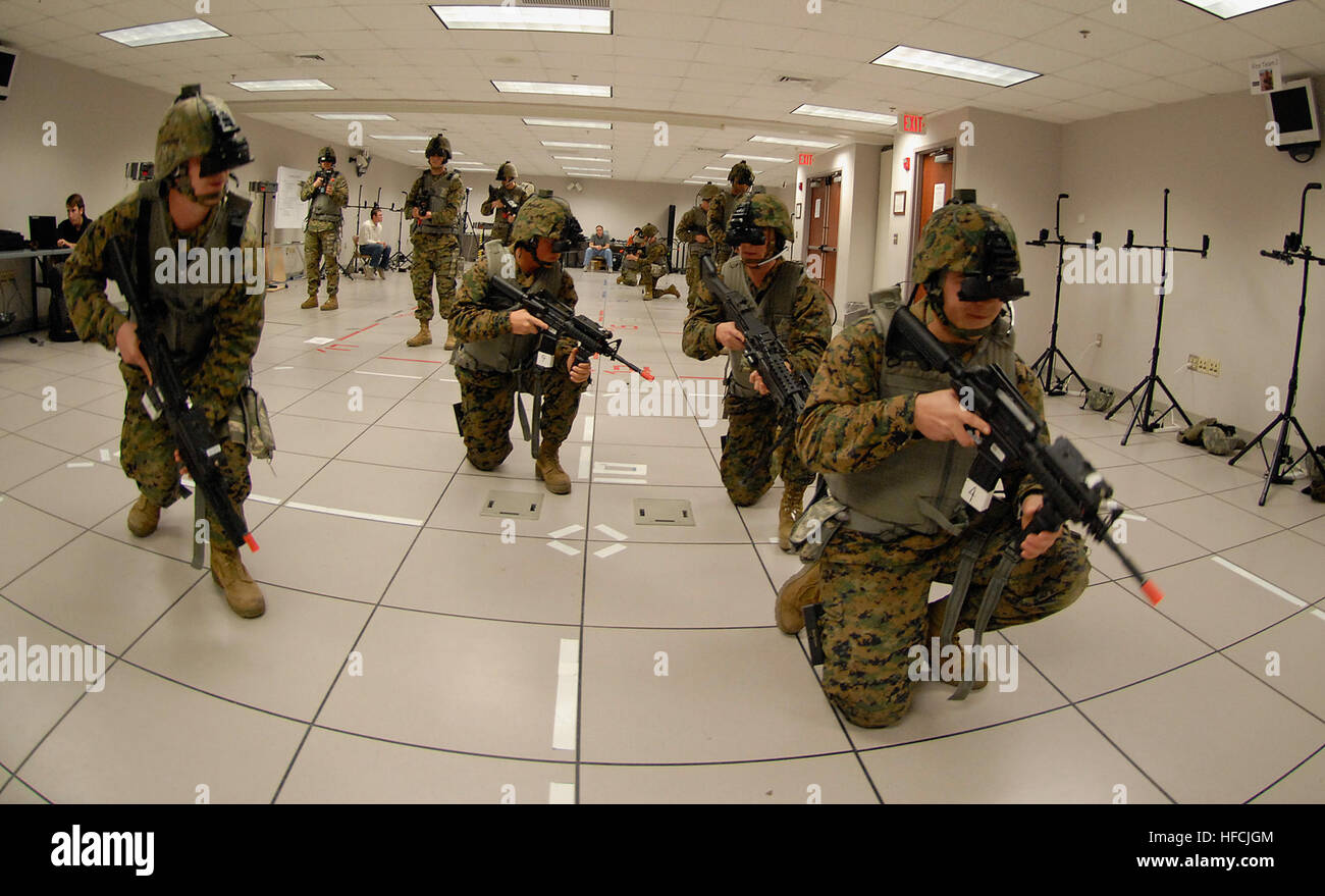 Marines dal 2d Battaglione, 8° Reggimento Marine, in treno con il futuro coinvolgente ambiente di formazione di capacità congiunte dimostrazione della tecnologia Virtual Reality system nel centro di simulazione di Camp Lejeune, N.C. Sponsorizzato dal Comando interforze USA, con tecnici di gestione fornito dall'Ufficio di ricerca navale, la FITE JCTD permette a un individuo che indossa un autonomo sistema di realtà virtuale, con nessuna esterna con cordini e un piccolo joystick montato sull'arma, per operare in un realistico mondo virtuale visualizzata in un casco display montato. Adattamento funzionale Techn integrato Foto Stock