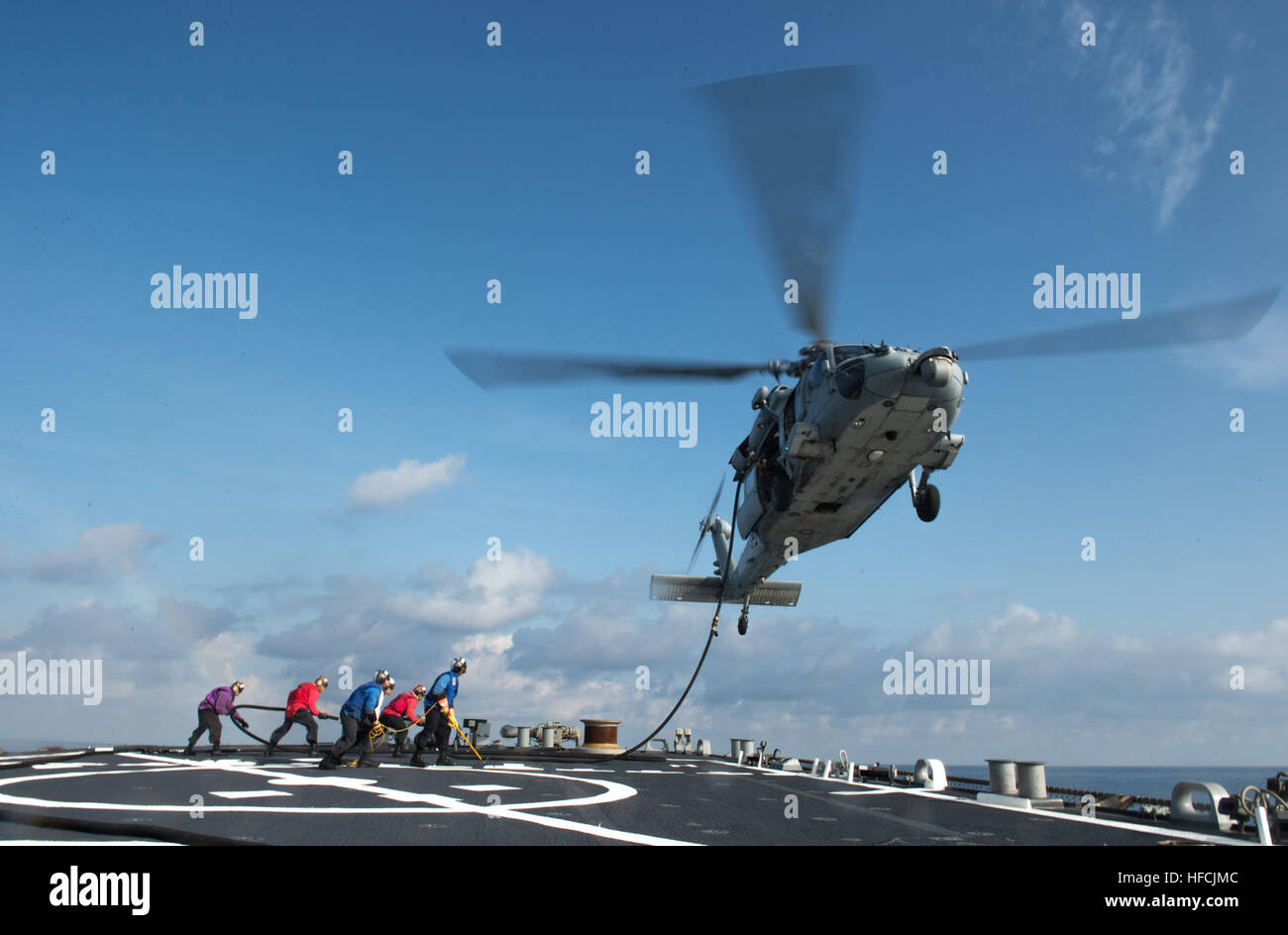 I marinai dal Arleigh Burke-class guidato-missile destroyer USS Donald Cook (DDG 75) eseguire un caldo fornitura in volo con un MH-60S elicottero dal drago balene di elicottero di mare squadrone di combattimento (HSC) 28 durante il volo trimestri. Donald Cook, homeported a Rota, Spagna, sta conducendo operazioni navali negli Stati Uniti Sesta flotta area di responsabilità a sostegno degli Stati Uniti per gli interessi di sicurezza nazionali in Europa. (U.S. Foto di Marina di Massa lo specialista di comunicazione 2a classe Karolina A. Oseguera/RILASCIATO) Funzionamento Atlantic risolvere 141124-N-GV664-606 Foto Stock