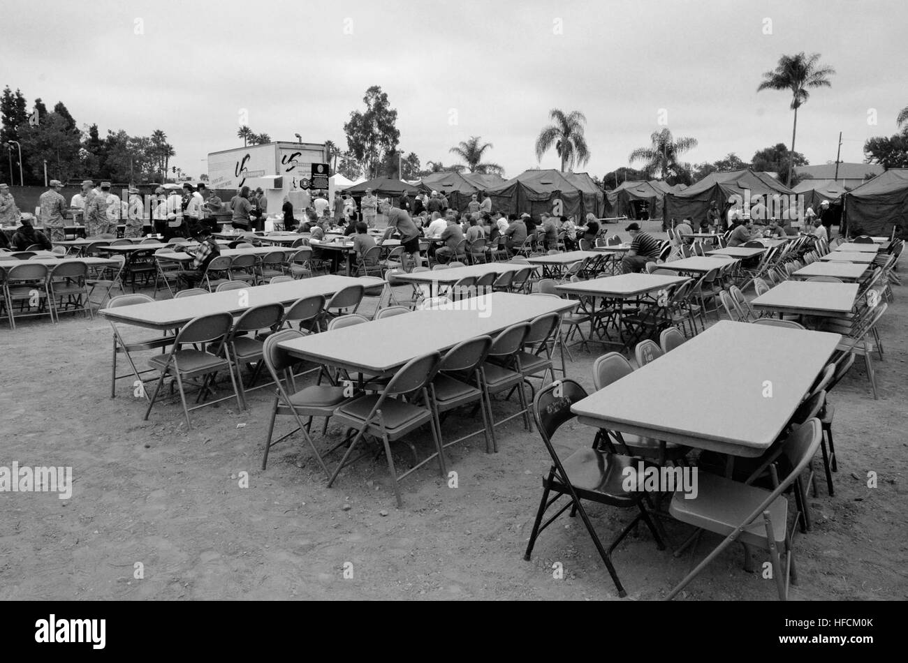 Senzatetto veterani e volontari hanno la colazione il primo giorno del primo Orange County Stand verso il basso che si svolgono su terreni di Santa Ana College di Santa Ana, California, Sett. 17-18. I due giorni di manifestazione mira a fornire servizi umani per senzatetto e a rischio i veterani e le loro famiglie per il settore medico, dentistico e visione esami, di consulenza e di accesso al reparto degli affari di veterani del personale e le altre risorse on-site. Orange County Down Stand 110917-N-LO372-027 Foto Stock