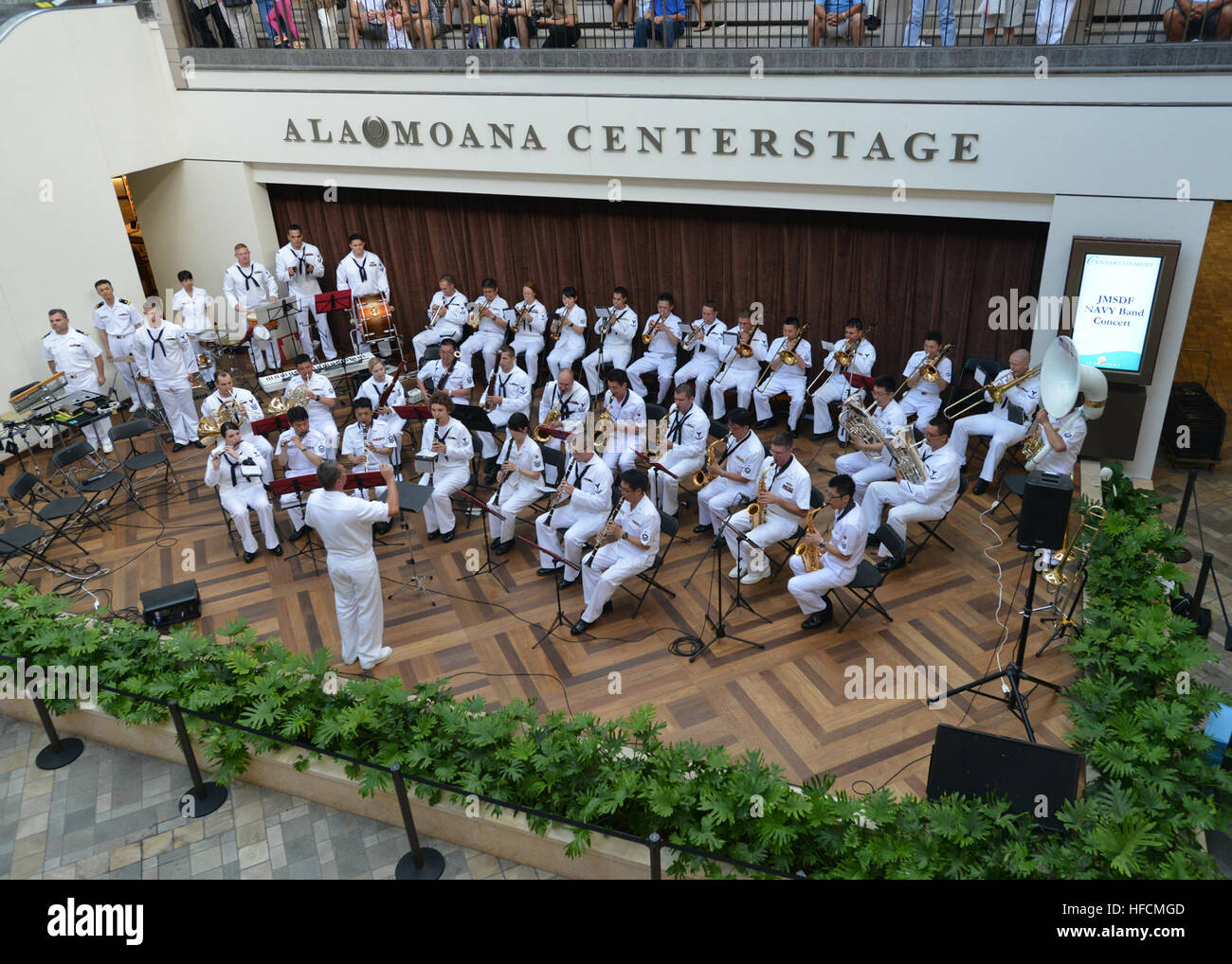 140605-N-QF605-094 HONOLULU (Giugno 5, 2014) DEGLI STATI UNITI Flotta del pacifico i membri della band eseguire con il Giappone marittimo Forza di Autodifesa (JMSDF) membri della band durante un concerto insieme all'Ala Moana 'Centertainment stadio". La JMSDF band è in visita a lungo con la formazione di navi JS Kashima (TV 3508), JS Asagiri (TV 3516) e JS Setoyuki (TV 3518) sono arrivati alle Hawaii come parte di una formazione d'oltremare crociera. (U.S. Foto di Marina di Massa lo specialista di comunicazione 1a classe Amanda Dunford/RILASCIATO) Pacifc Flotta e bande JMSDF eseguire comune concerto 140605-N-QF605-094 Foto Stock