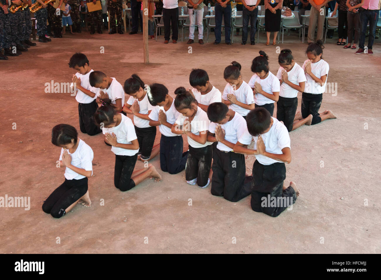 Bambini eseguire una tradizionale danza filippino con un simbolo della preghiera durante una cerimonia organizzata per l apertura di una scuola casa a Paaralang Scuola elementare 30 Giugno durante il partenariato del Pacifico 2012. La scuola casa era uno dei tre scuola case costruite o ristrutturate nel Nord Samar regione durante PP12. Adesso nel suo settimo anno, Pacific Partnership è un annuale U.S. Flotta del pacifico ed umanitario civic la missione di assistenza progettato per lavorare con e attraverso host e nazioni partner, le organizzazioni non governative e di agenzie internazionali per la creazione di partnership e di una capacità collettiva di res Foto Stock