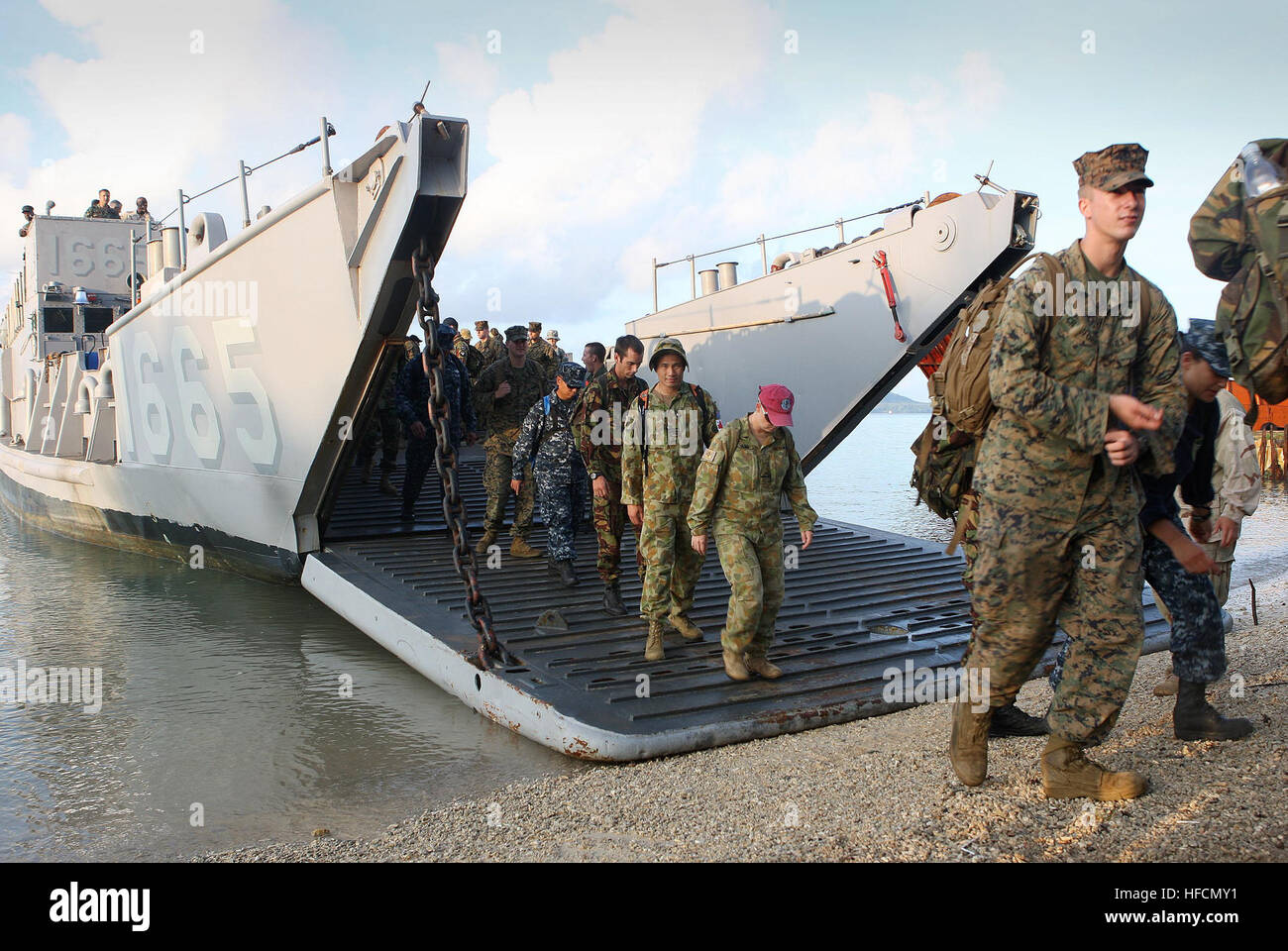 Pacific Partnership 2011 è un annuale umanitario Assistenza civica programma sponsorizzato dal comandante U.S. Flotta del pacifico. La distribuzione mira a rafforzare le alleanze e promuovere multilaterali di cooperazione in materia di sicurezza. Il comandante del contingente australiano, Comandante Ashley Papp, corse, dice PP11 mira a sviluppare la capacità dell'Australian Defence Force di operare in stretta collaborazione con i suoi colleghi militare da parte degli Stati Uniti, Nuova Zelanda e altri militari e non militari di partecipanti e di migliorare il modo di vita per l'Australia's Pacific vicini. PP11 consegnerà engineering e un medico Foto Stock