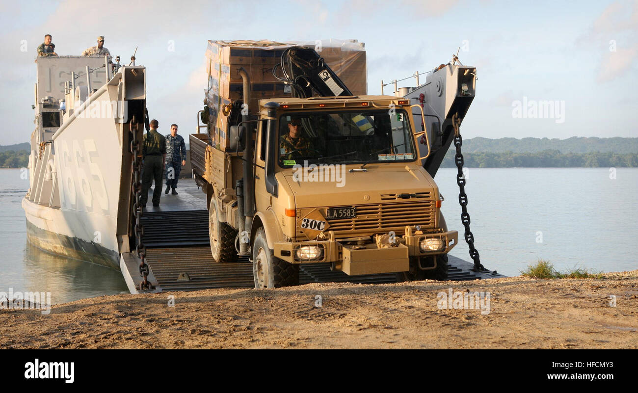 Pacific Partnership 2011 è un annuale umanitario Assistenza civica programma sponsorizzato dal comandante U.S. Flotta del pacifico. La distribuzione mira a rafforzare le alleanze e promuovere multilaterali di cooperazione in materia di sicurezza. Il comandante del contingente australiano, Comandante Ashley Papp, corse, dice PP11 mira a sviluppare la capacità dell'Australian Defence Force di operare in stretta collaborazione con i suoi colleghi militare da parte degli Stati Uniti, Nuova Zelanda e altri militari e non militari di partecipanti e di migliorare il modo di vita per l'Australia's Pacific vicini. PP11 consegnerà engineering e un medico Foto Stock