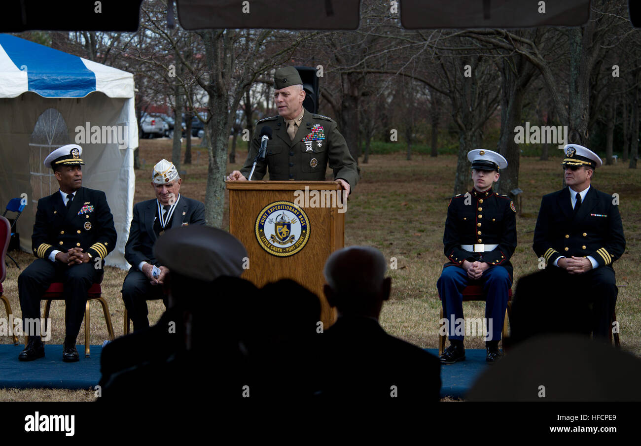 121207-N-XS652-299 Virginia Beach, Va. (dec. n. 7, 2012) Lt. Gen. John M. Paxton Jr., comandante U.S. Marine Corps il comando delle forze, parla a Pearl Harbour ricordo cerimonia al giunto di base Expeditionary poco Creek-Fort Storia. L'evento celebrato il 71esimo anniversario dell'attacco a Pearl Harbor. (U.S. Foto di Marina di Robin Hicks/RILASCIATO) Pearl Harbour ricordo cerimonia al JEB poco Creek-Fort Storia 121207-N-XS652-299 Foto Stock