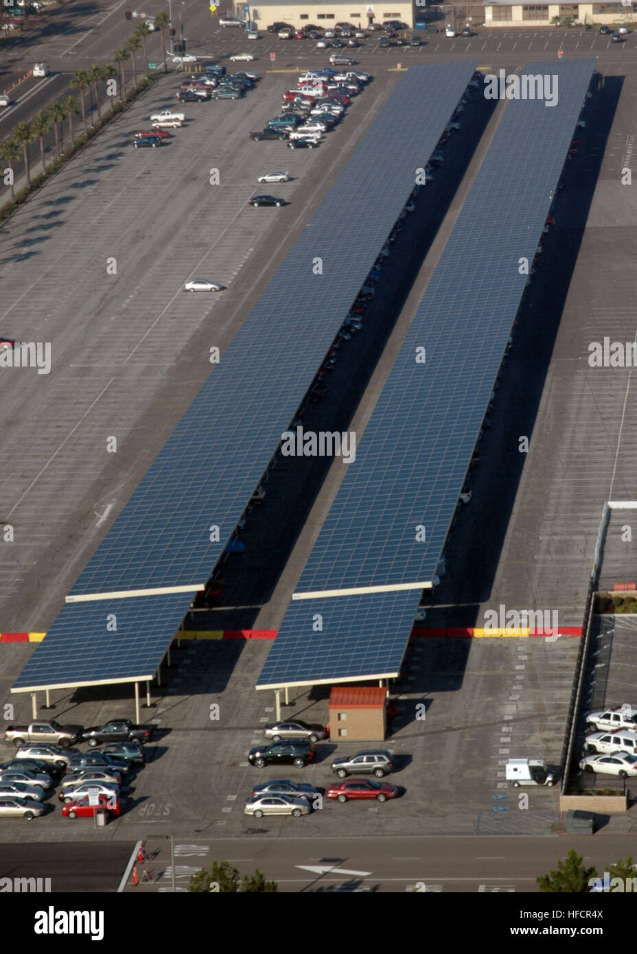 090613-N-7436D-001 base navale CORONADO, California (13 giugno 2009) i sistemi fotovoltaici a base navale Coronado generare 4,112 chilowattora di energia elettrica al giorno o più di 1,5 milioni di KWH per anno. I sistemi fotovoltaici salva la marina $187 all'anno e di ridurre la quantità totale di energia marina ha per l'acquisto. (U.S. Navy foto/RILASCIATO) impianto fotovoltaico a base della marina Foto Stock