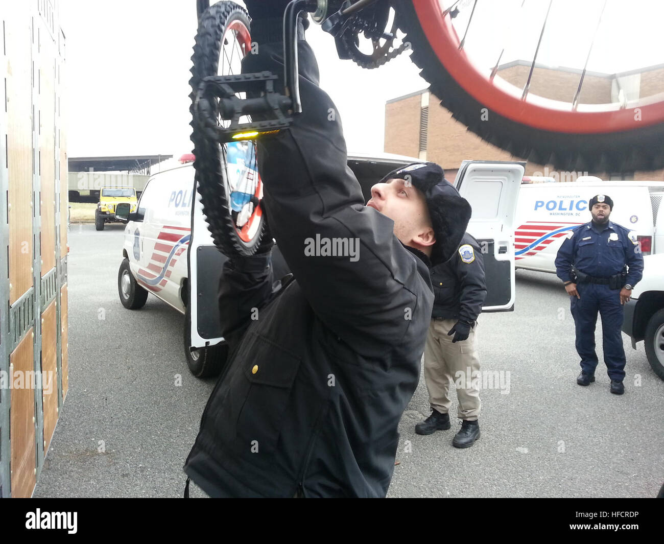 131217-N-CG900-002 WASHINGTON (dec. n. 17, 2012) un Cadet dalla Metropolitan Police Department (MPD) Academy scarica una bicicletta, uno dei molti donati per gli Stati Uniti Marine Corps della fondazione di giochi per i più piccoli programma, da un carrello a base comune (Anacostia-Bolling JBAB) per il loro trasporto per la distribuzione ai bambini poveri del Distretto di Columbia (D.C.) reparti 7 e 8 (distretti di polizia 6D e 7D). Ogni anno, JBAB-basato Marines coordinare i giochi per i più piccoli programma in D.C.; JBAB basato su elementi militari, civili e contratta i lavoratori e le loro famiglie e i residenti di JBAB volontario per il supporto Foto Stock
