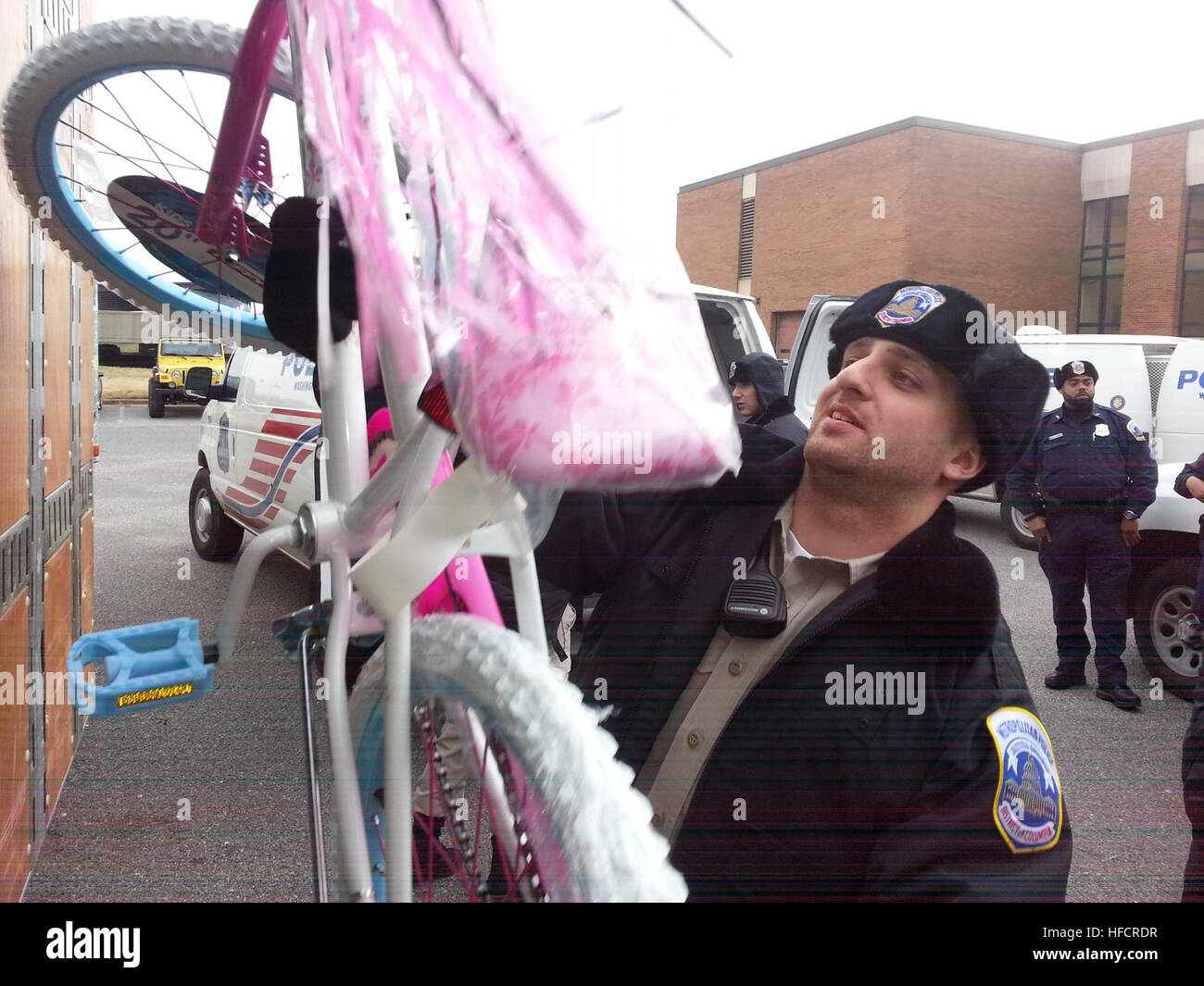 131217-N-CG900-003 WASHINGTON (dec. n. 17, 2012) un Cadet dalla Metropolitan Police Department (MPD) Academy scarica una bicicletta, uno dei molti donati per gli Stati Uniti Marine Corps della fondazione di giochi per i più piccoli programma, da un carrello a base comune (Anacostia-Bolling JBAB) per il loro trasporto per la distribuzione ai bambini poveri del Distretto di Columbia (D.C.) reparti 7 e 8 (distretti di polizia 6D e 7D). Ogni anno, JBAB-basato Marines coordinare i giochi per i più piccoli programma in D.C.; JBAB basato su elementi militari, civili e contratta i lavoratori e le loro famiglie e i residenti di JBAB volontario per il supporto Foto Stock