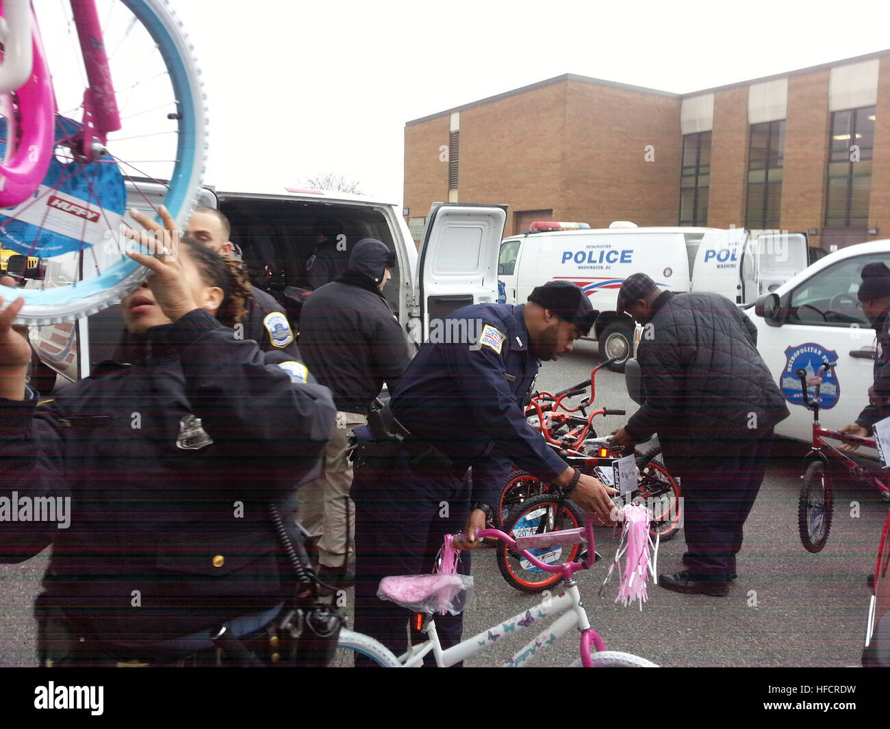 131217-N-CG900-004 WASHINGTON (dec. n. 17, 2012) gli ufficiali di polizia dalla Metropolitan Police Department (MPD) scaricare le biciclette donate negli Stati Uniti Marine Corps della fondazione di giochi per i più piccoli programma da un carrello a base comune (Anacostia-Bolling JBAB) per il loro trasporto per la distribuzione ai bambini poveri del Distretto di Columbia (D.C.) reparti 7 e 8 (distretti di polizia 6D e 7D). Ogni anno, JBAB-basato Marines coordinare i giochi per i più piccoli programma in D.C.; JBAB basato su elementi militari, civili e contratta i lavoratori e le loro famiglie e i residenti di JBAB volontario per sostenere i giocattoli per tot Foto Stock