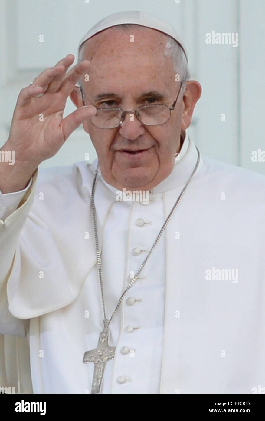 Papa Francesco onde per la folla a Independence Hall di Filadelfia, Sabato, Sett. 26, 2015. Il pontefice ha discusso l'immigrazione durante il suo discorso. (U.S. Coast Guard foto di Chief Petty Officer Nick Ameen) Papa Francesco Philadelphia 2015 (ritagliate) Foto Stock