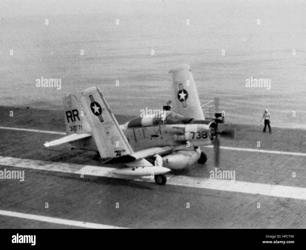 Annuncio-5W Skyraider di VAW-11 ali di piegatura sulla USS Kearsarge (CVA-33) c1957 Foto Stock