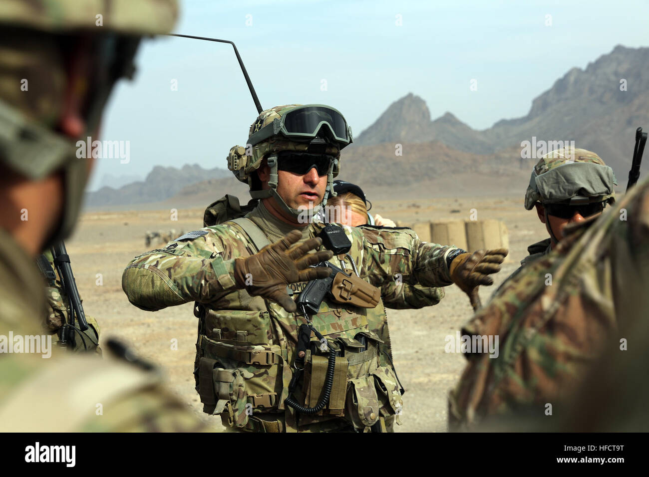 Stati Uniti Army Sgt. 1. Classe Sal Somoza (centro) forza di sicurezza sergente di plotone per PRT (Provincial Reconstruction Team) Farah, conduce a un briefing prima di evacuazione medica la formazione con i piloti e i medici assegnati alla società C, "Northstar Dustoff,' 2-211esimo battaglione aviazione sul portachiavi Farah, Gen 9. PRT Farah coordinati con C Company, "Northstar Dustoff,' 2-211esimo reggimento di aviazione (Air Ambulance) i piloti e i medici al fine di fornire preziose a mani su evacuazione medica formazione. PRT Farah ha la missione di treno, consigliare e assistere il governo afgano leader a livello comunale, District e provi Foto Stock