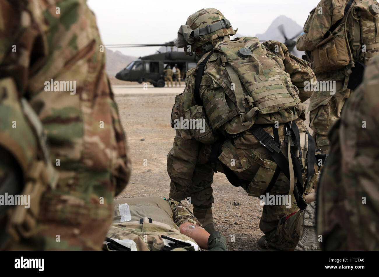 La forza di sicurezza i membri del team per il Provincial Reconstruction Team (PRT) Farah preparare per spostare una simulazione di incidenti, U.S. Operazioni navali specialista in seconda classe Niretzy Hill, PRT tactical operations center watchstander, ad un UH-60 Black Hawk medevac elicottero durante l evacuazione medica formazione su FOB Farah, Gen 9. PRT Farah coordinati con C Company, "Northstar Dustoff,' 2-211esimo reggimento di aviazione (Air Ambulance) i piloti e i medici al fine di fornire preziose a mani su evacuazione medica formazione. PRT Farah ha la missione di treno, consigliare e assistere il governo afgano leader a livello comunale, dis Foto Stock