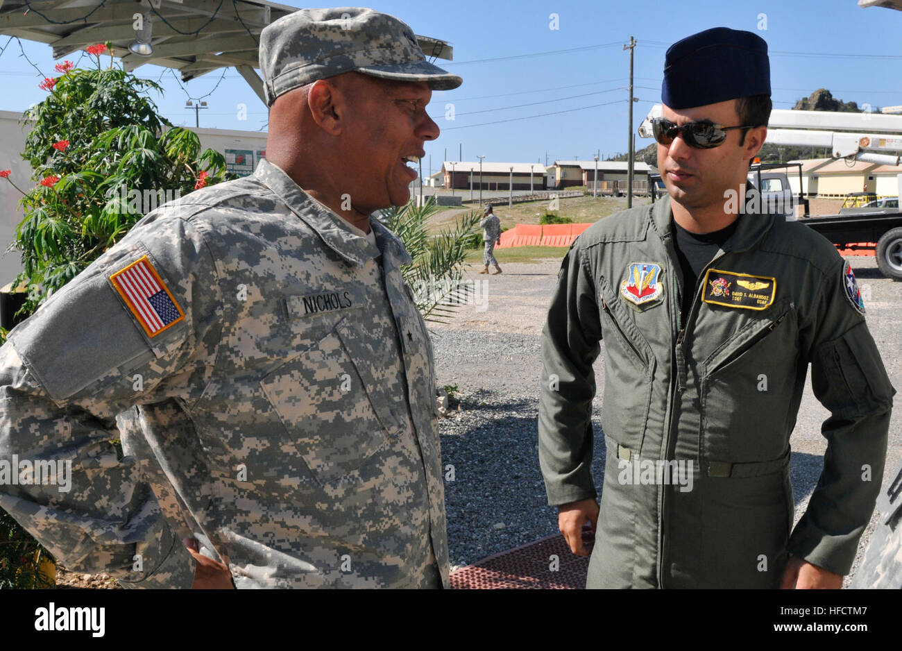 Joint Task Force Guantanamo vice comandante Brig. Gen. Samuel Nichols parla con Tech Sgt. Albandoz David del Puerto Rico Air National Guard, Dic 20. Il Mag. Gen. Antonio Vicens e membri del Puerto Rico National Guard per il reclutamento e la ricreazione del Battaglione soldati visitati qui che sono attaccati alla società B, 1/296esimo reggimento di fanteria. La visita era quello di mostrare il proprio sostegno per la distribuito dai soldati durante la stagione delle vacanze. JTF Guantanamo fornisce un sicuro, umano, legale e trasparente di cura e custodia dei detenuti, compresi quelli condannati dalla commissione militare e quelli ordinati rilasciato da un c Foto Stock