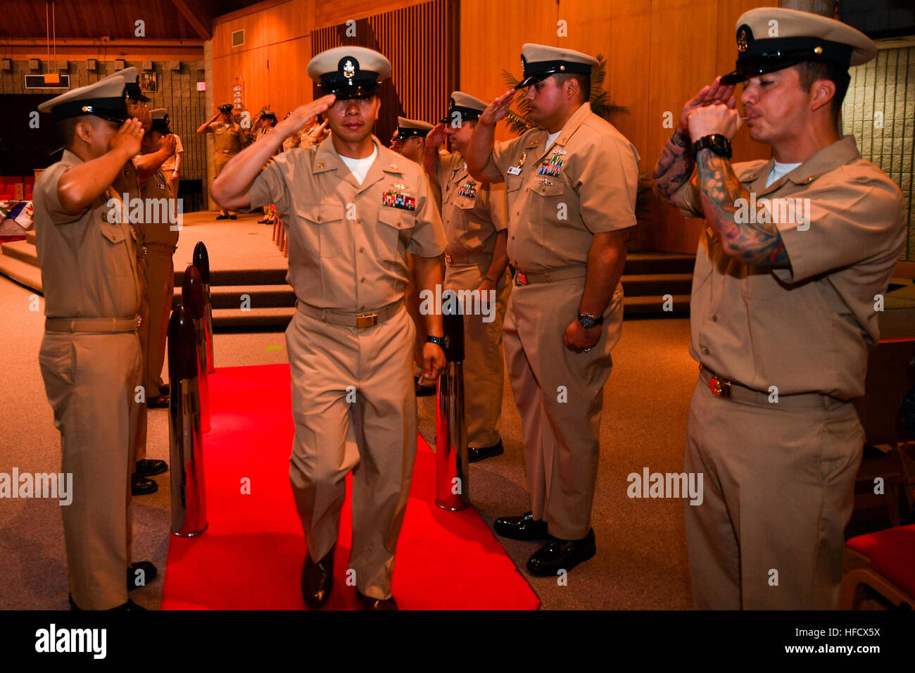Il 16 settembre 2016, il Chief Aviation Structural Mechanic Christian Evangelista salutò mentre passava attraverso i "Side-Boys" durante la cerimonia di pinning del Chief Petty Officer (CPO) presso la Naval base Kitsap Bangor Chapel. La cerimonia, una lunga tradizione della Marina risalente al 1° aprile 1893, segna l'avanzamento al rango di CPO, significando leadership e maggiore responsabilità nella Marina degli Stati Uniti. Foto Stock