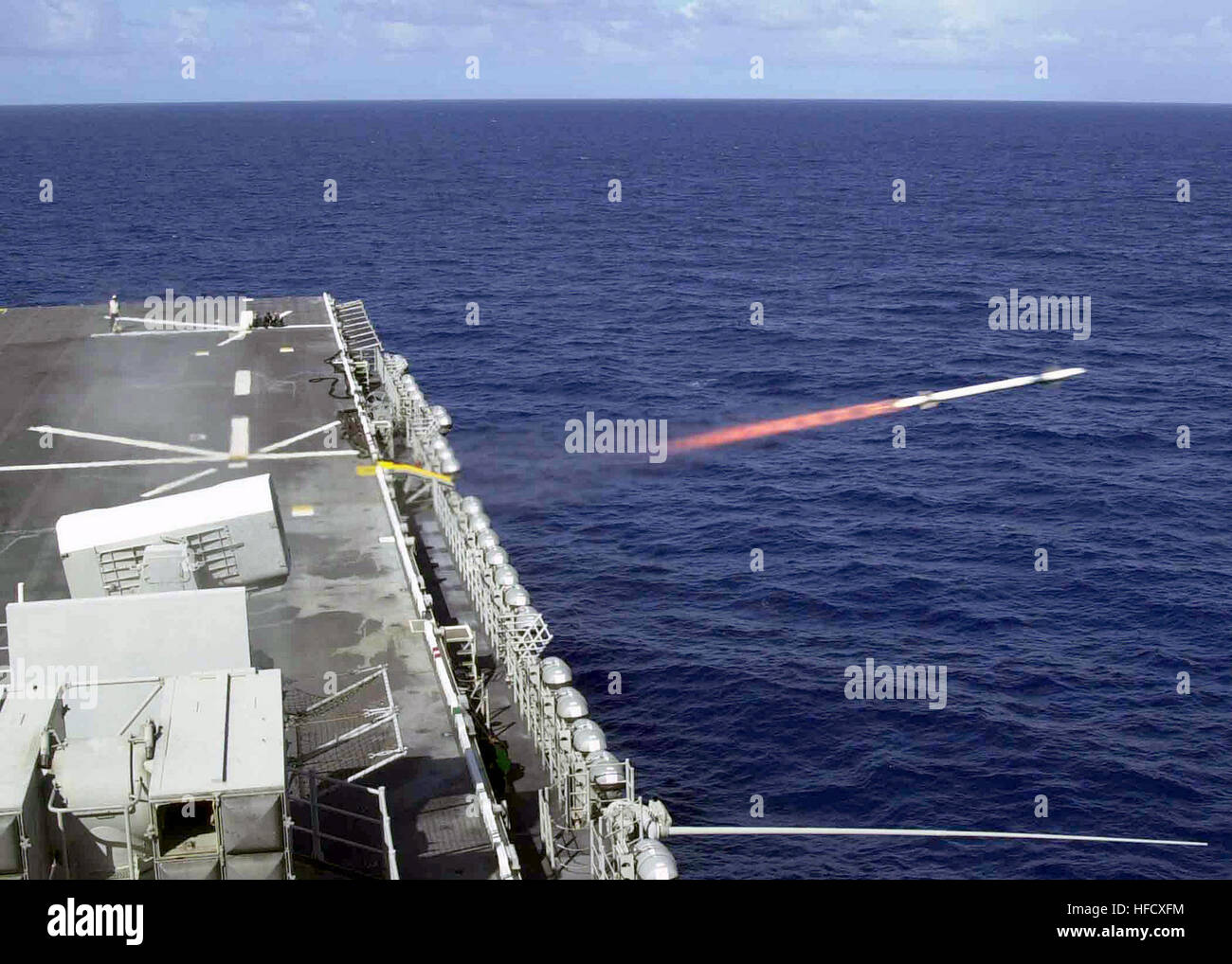 Un cerchio di rotolamento-116 cellula missile viene lanciato dopo il  bloccaggio sul suo bersaglio durante un live fire missile esercizio a bordo  della USS BATAAN (LHD 5) (Wasp classe). RIM-116 RAM lanciato