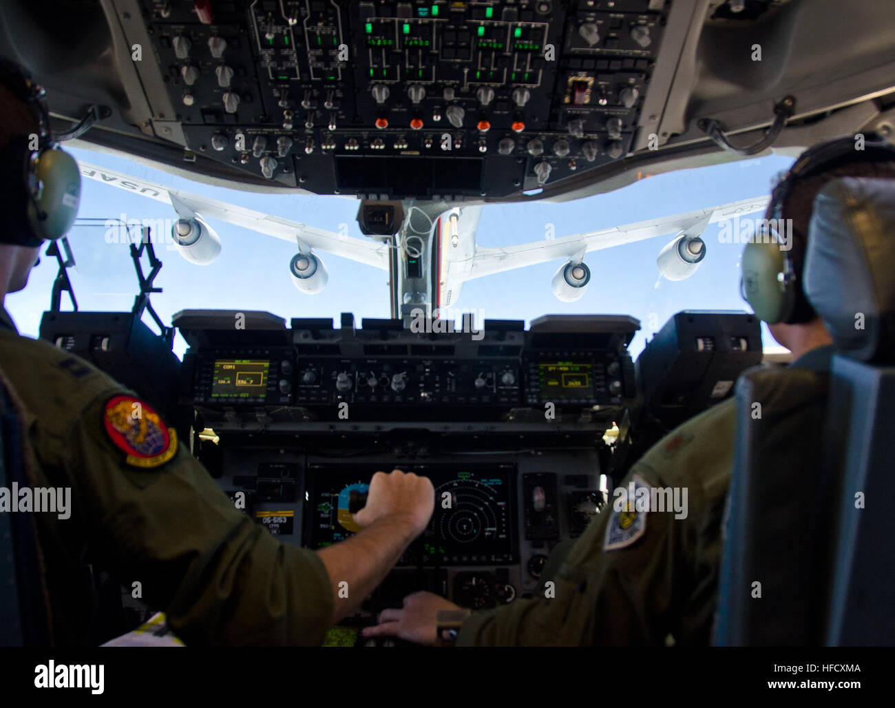 Stati Uniti Air Force Capt. Mike Reckert, sinistro e il Mag. Alan Partridge, entrambi i piloti con il 535th Airlift Squadron, manovrare la loro C-17 Globemaster III aeromobile dietro una KC-135 Stratotanker durante una missione di rifornimento su Hawaii Luglio 31, 2012, come parte del bordo del Pacifico (RIMPAC) 2012. RIMPAC è un U.S. Pacifico Comando-hosted multinazionale biennale esercizio marittimo progettato per promuovere e sostenere la cooperazione internazionale sulla sicurezza in tutto il mondo. RIMPAC 2012 120731-N-RI884-620 Foto Stock