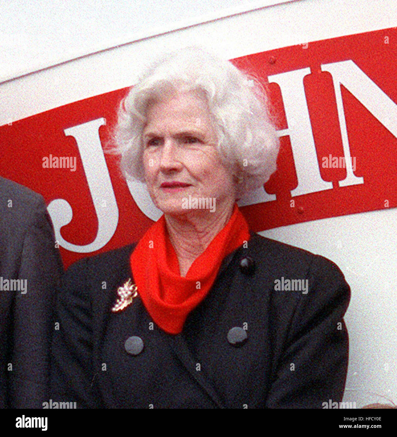 I membri del partito di battesimo per il missile destroyer JOHN S. MCCAIN (DDG-56) posano per una foto dopo il lancio al Bath Iron Works cantiere navale. Essi sono da sinistra a destra: John McCain; la sig.ra S. John McCain Jr.; Sidney McCain; Meghan McCain, domestica di onore; e Cindy McCain, sponsor e moglie del Sen. McCain. Roberta McCain nel 1992 al lancio di USS John S. McCain (DDG-56) Foto Stock