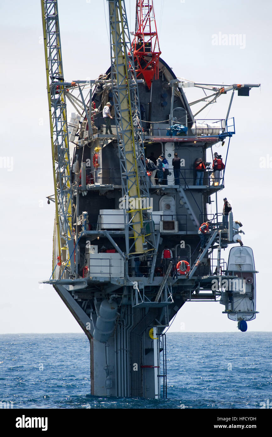 120630-N-PO203-310 OCEANO PACIFICO (Jun. 30, 2012) 55 piedi rimangono visibili dopo che l'equipaggio della floating Instrument Platform, o flip, proiettori parzialmente le cisterne di zavorra causando la nave per girare la poppa prima nell'oceano. Il 355-piedi nave di ricerca di proprietà dell'Ufficio di ricerca navale e azionato dal marini laboratorio di fisica presso Istituto Scripps di Oceanografia presso la University of California, conduce le sue indagini in un certo numero di campi, tra cui acustica, oceanografia, meteorologia e di mammifero marino osservazione. (U.S. Navy foto da John F. Williams/RILASCIATO) RP flip per la ricerca lo Foto Stock